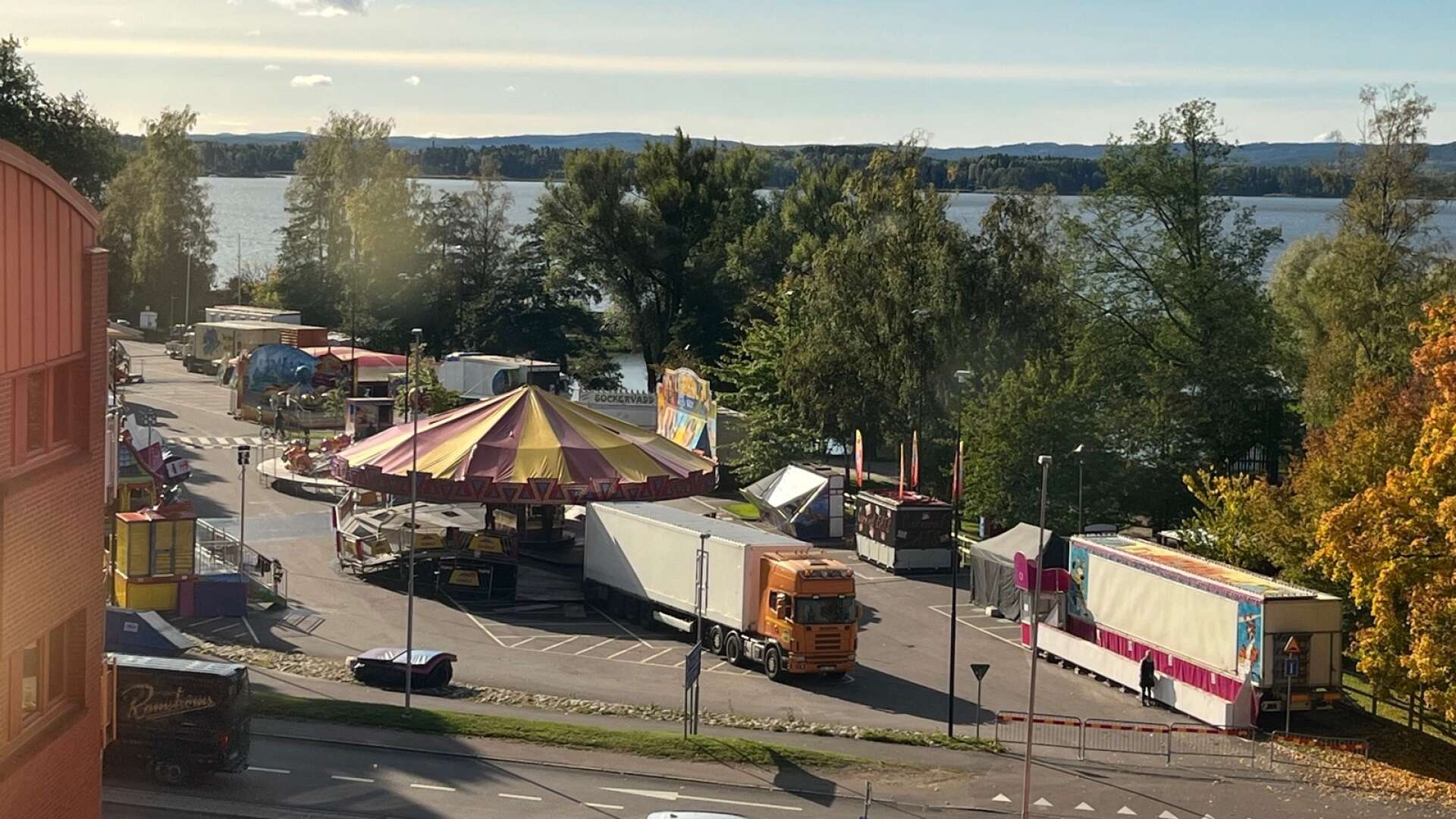 Solen sken när tivolit rullade in i Arvika under veckan. Efter fredagens regn väntas bra karusellåkar-väder både lördag och söndag.