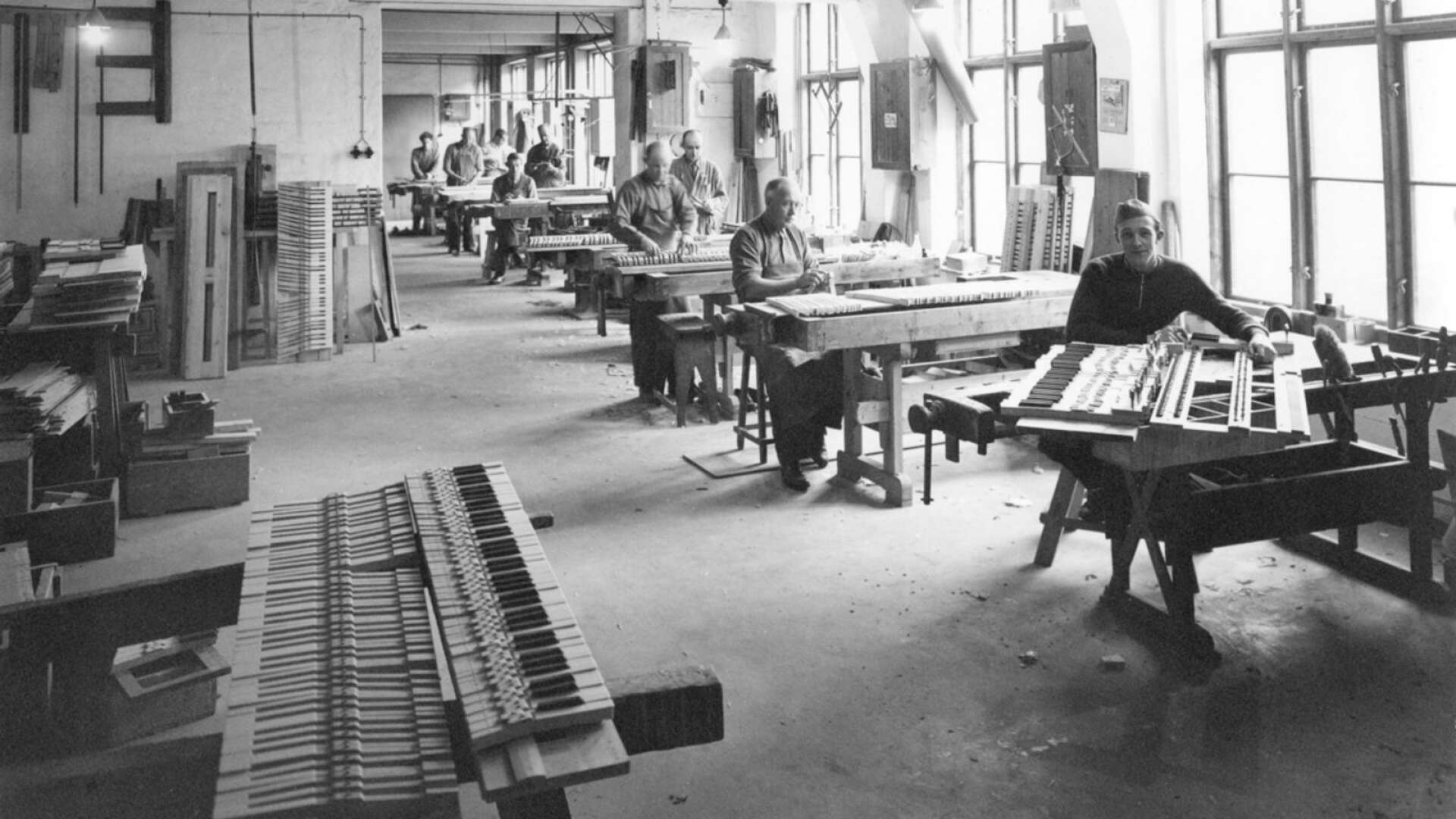 Så här såg det ut inne i fabriken där det tillverkades orglar och pianon. Okänt årtal när bilden togs.