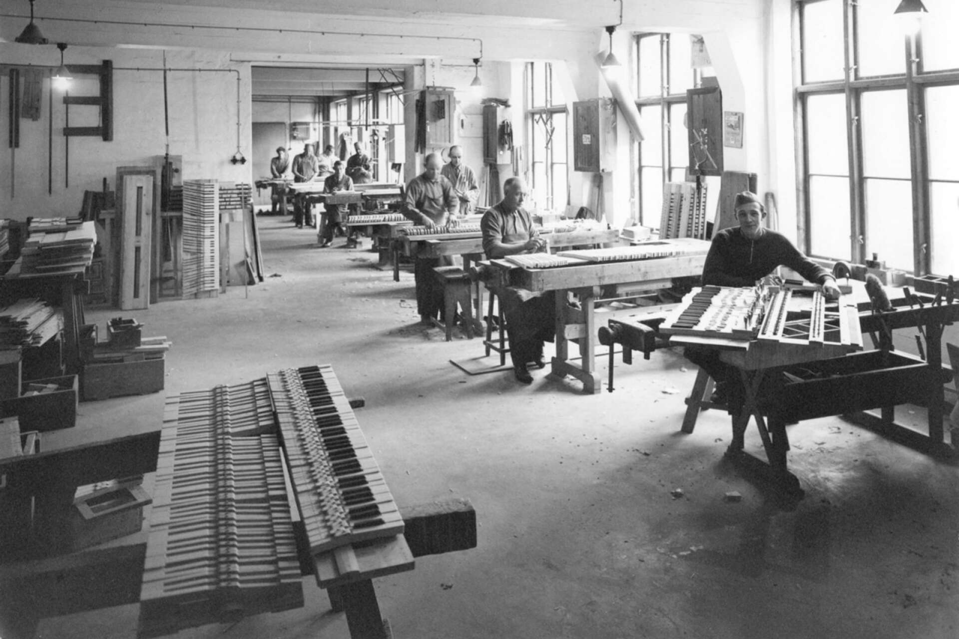 Så här såg det ut inne i fabriken där det tillverkades orglar och pianon. Okänt årtal när bilden togs.