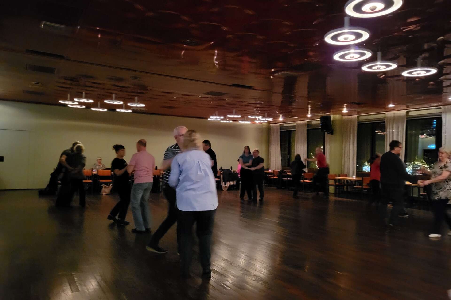 Man behöver inte vara medlem för att få dansa på måndagskvällarna i Hällefors. Alla är välkomna. 