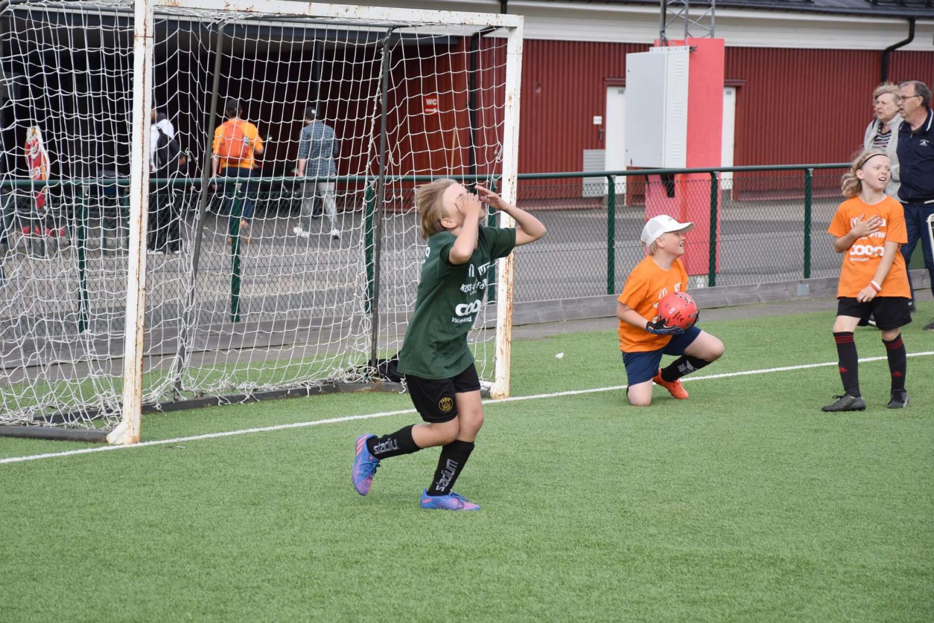 Årskurs 3: Stockfallet 3B (grön) mot Vålberg 3AB (orange).