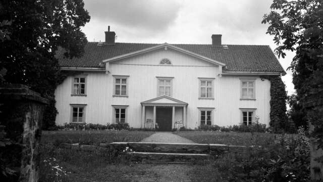 Hagalunds gård som blev platsen för Stensborgs handelsträdgård. Handelsträdgården var bland annat känd för sina stora rhododendronodlingar. Fotot är taget i slutet av 1940-talet. Gårdsbyggnaden brann ner 1971.