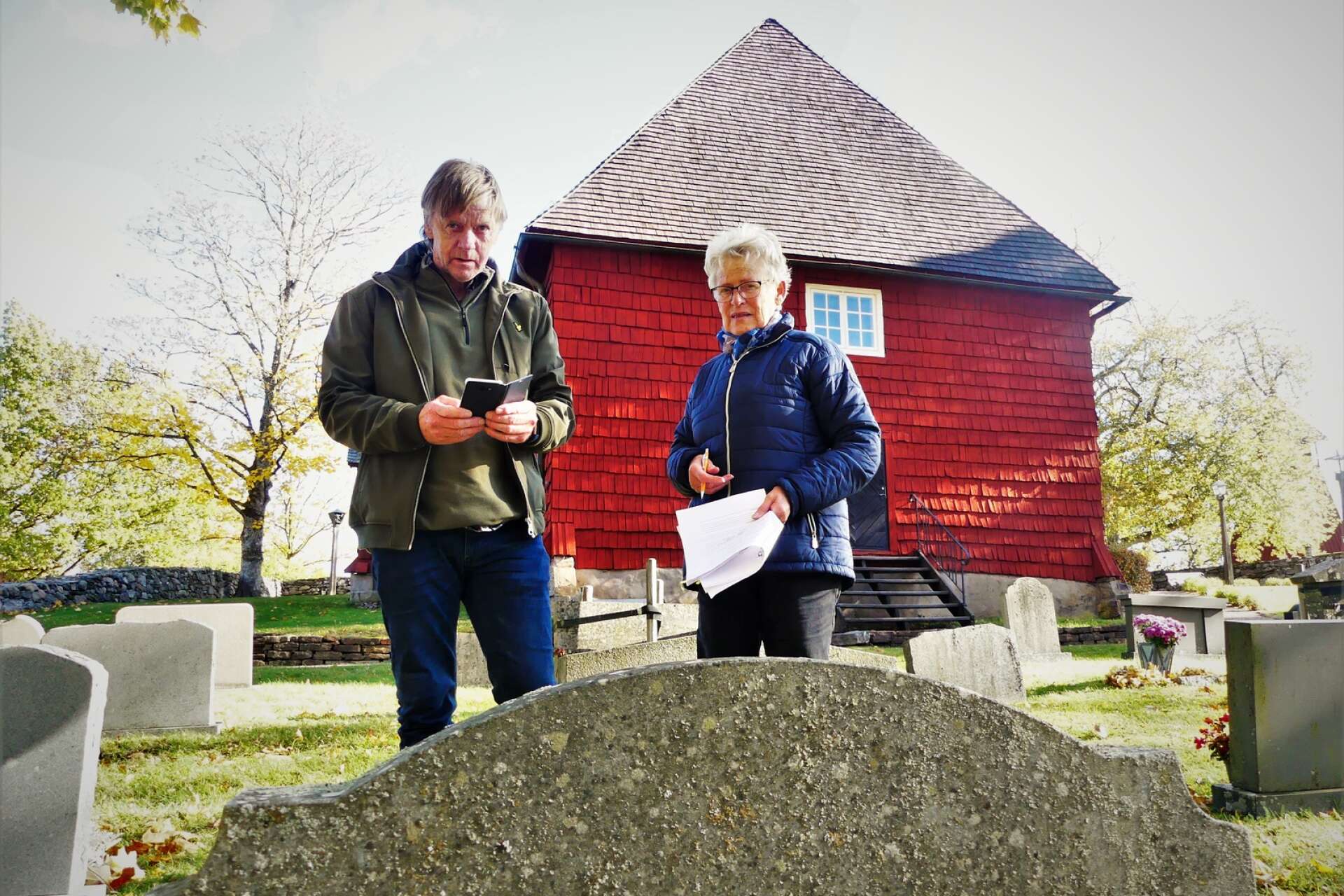 Inventeringsgruppen i Fröskog arbetar parvis. Här Bengt Bivall och Anita Quick.
