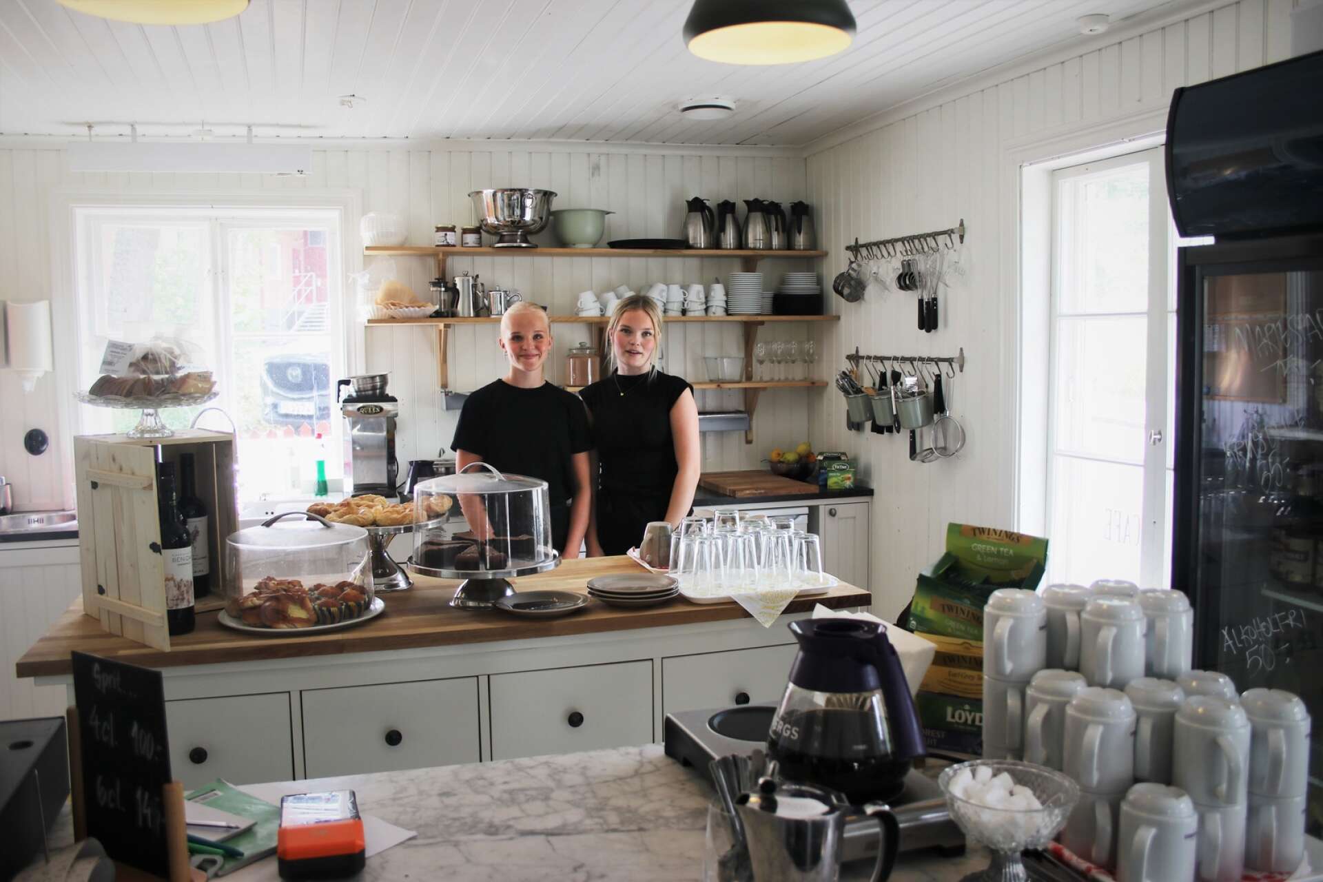 Det är första gången Elin och Elvira Ackerblad jobbar i kafé.