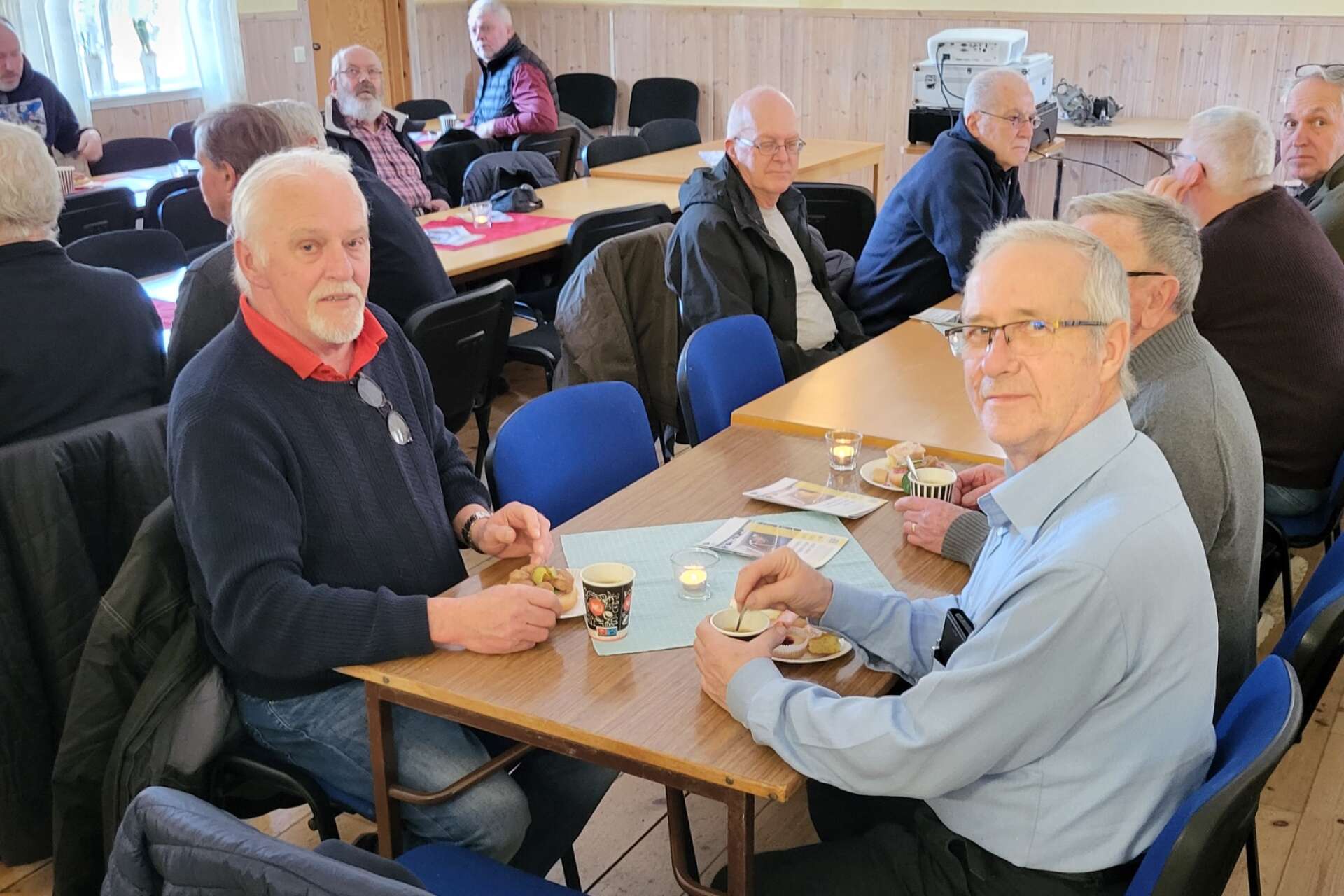 Roger Skogh från Svanskog och P-O Ohlsson från Tydje söder om Åmål bänkade sig för smörgås och kaffe innan JIm Lundbergs föredrag skulle ta sin början.