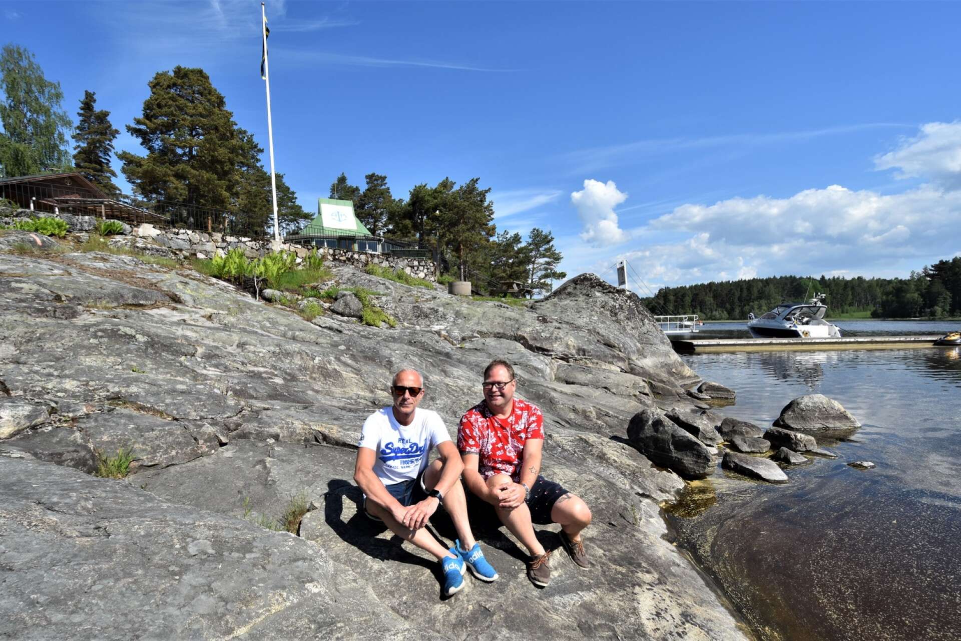 Jan-Erik Moberg och Jonas Filander, medlemmar i motorbåtsklubben, smider planer för att det ska bli mer liv och rörelse vid klubbstugan i Blåsut. 