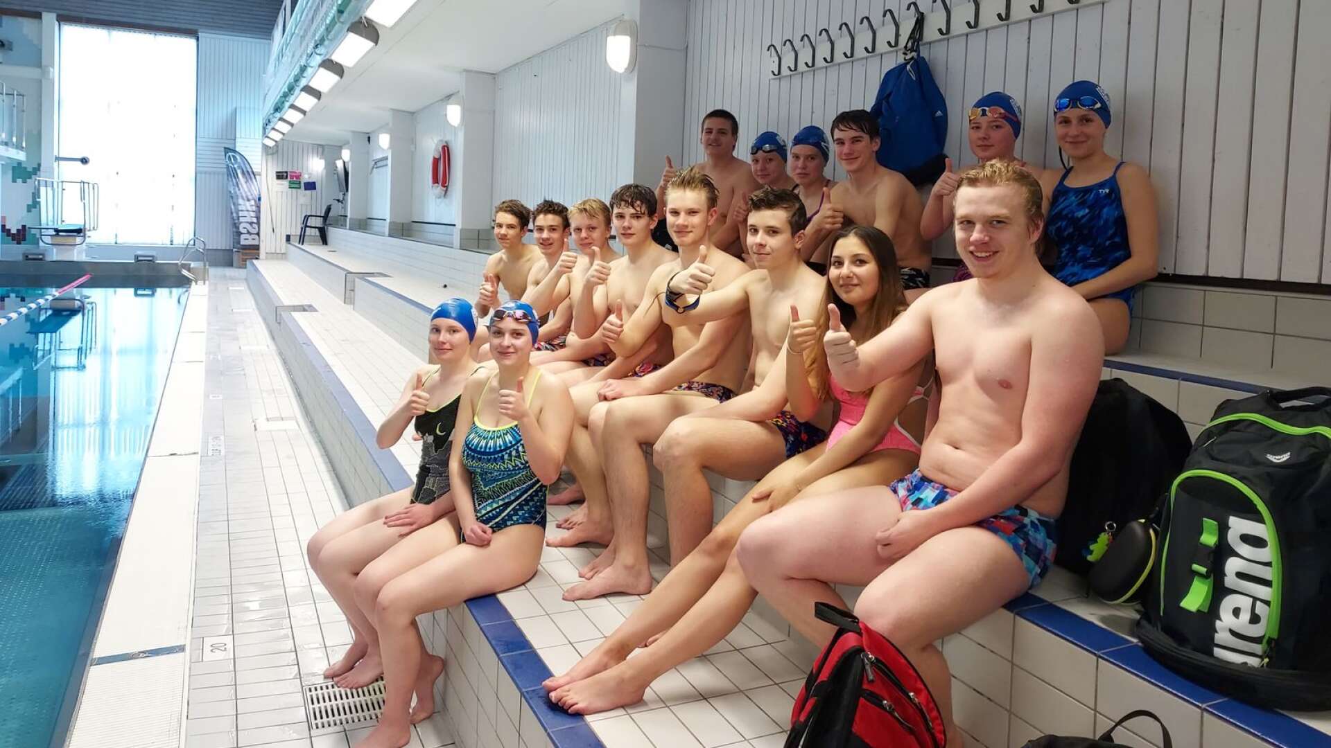 Karlskoga SF:s äldsta grupp, som innehåller simmare mellan 12 och 20 år, ger tummen upp för förslaget om ett nytt badhus från kommunstyrelsens arbetsutskott. 