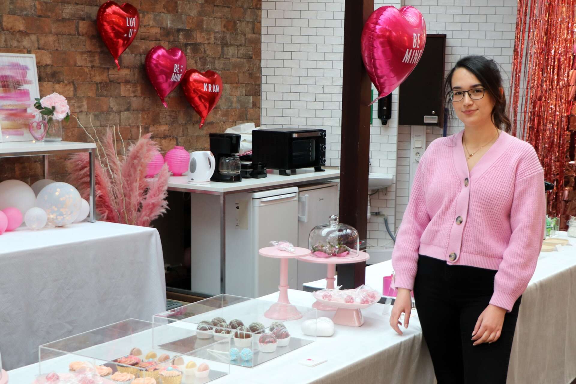 Mari Shanin som driver Rosa Moln har öppnat ett  pop-up café med kärlekstema i Commerce.