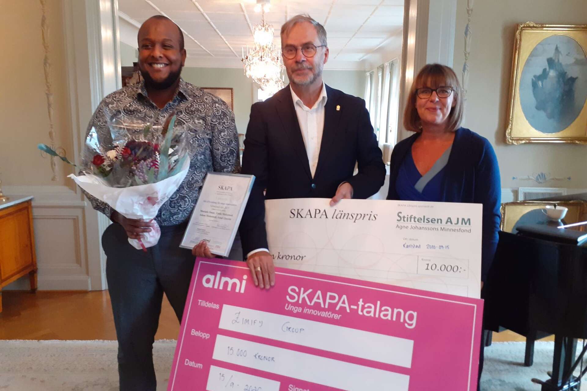 Mostafa Ismail, Zimify Group AB, blev vinnare av årets Skapa Talang för unga entreprenörer. Landshövding Georg Andrén och Almi Värmlands vd Anna Lundmark Lundbergh delade ut priset.