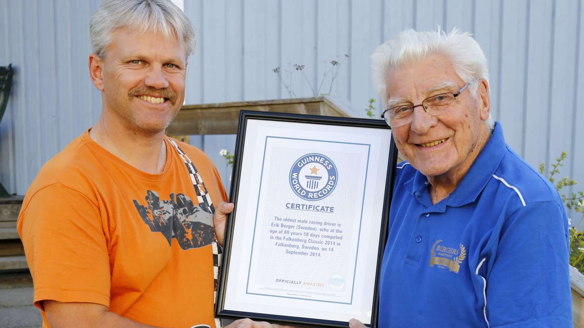 Bengt-Åce Gustavsson tillsammans med Erik Berger när denne fick ta emot diplomet från Guinness Rekordbok att han är världens äldste racerförare. Året var 2015 och Erik Berger var då 90 år.