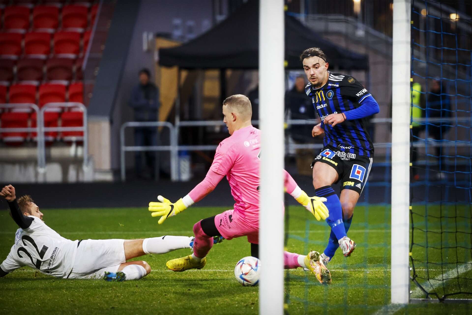  Kenan Cehajic sätter 1-0 i 77 minuten för Karlstad Fotboll.