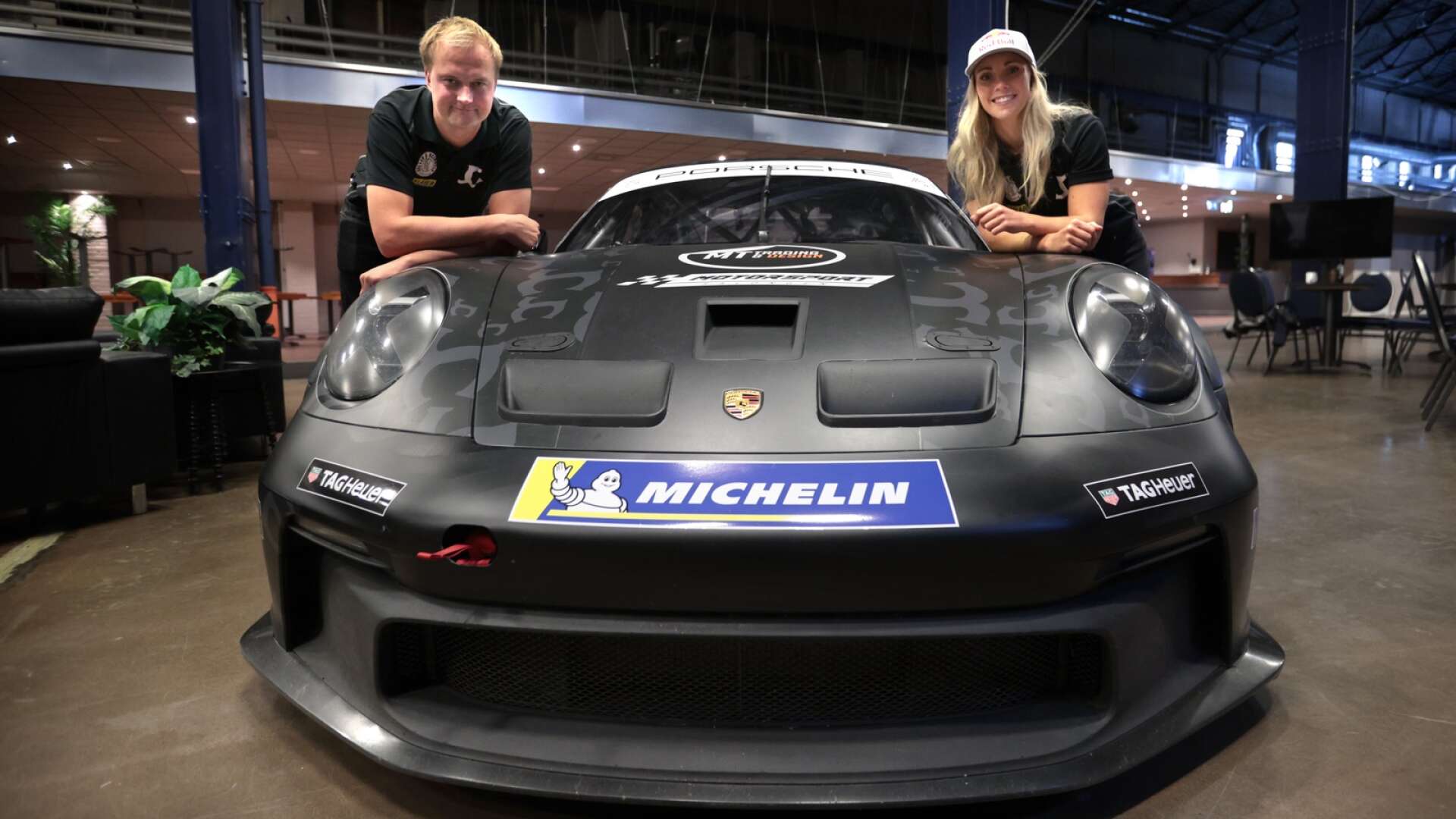 Mikaela Åhlin-Kottulinsky är klar för comeback i Porsche Carrera Cup. Hon kör för Joel Christofferssons team JC Raceteknik i Kil. Bilen visades upp på Nöjesfabriken på tisdagen.