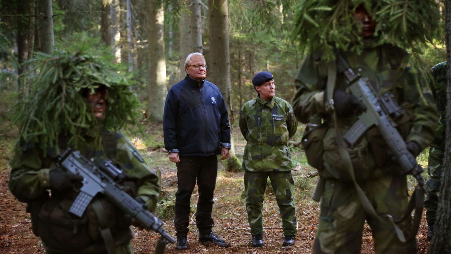 Flottiljchef Malin Persson ledsagade försvarsminister Peter Hultqvist när han besökte F7 och bland annat fick se värnpliktiga öva i fält. Senare under dagen gästade ministern också transportflyget, flygenheten och veteranflyget.