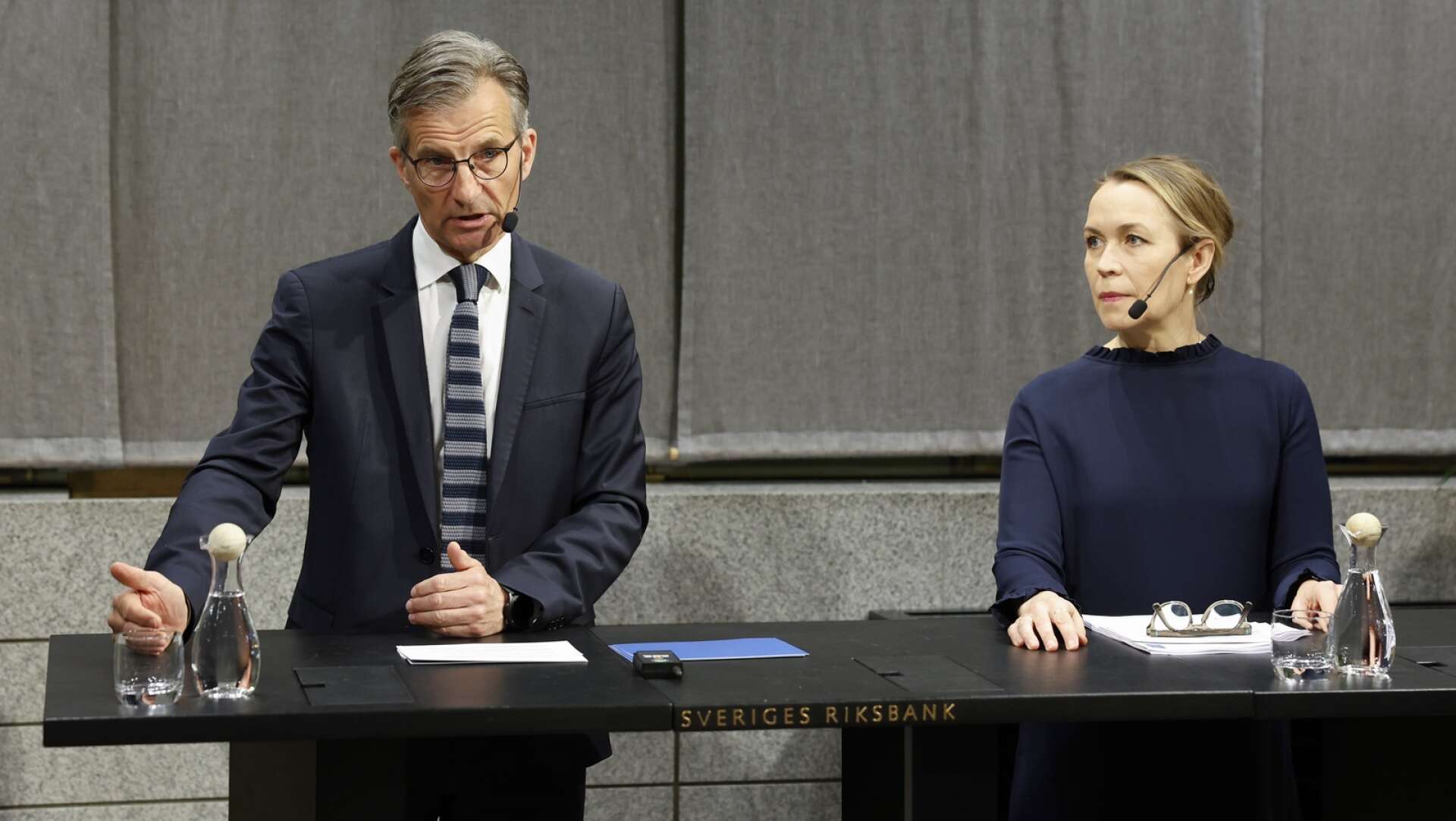 Riksbankschef Erik Thedéen och Åsa Olli Segendorf, chef för avdelningen för penningpolitik, under pressträff på onsdagen i samband med beskedet att styrräntan sänks med 0,25 till 3,75 procent.
