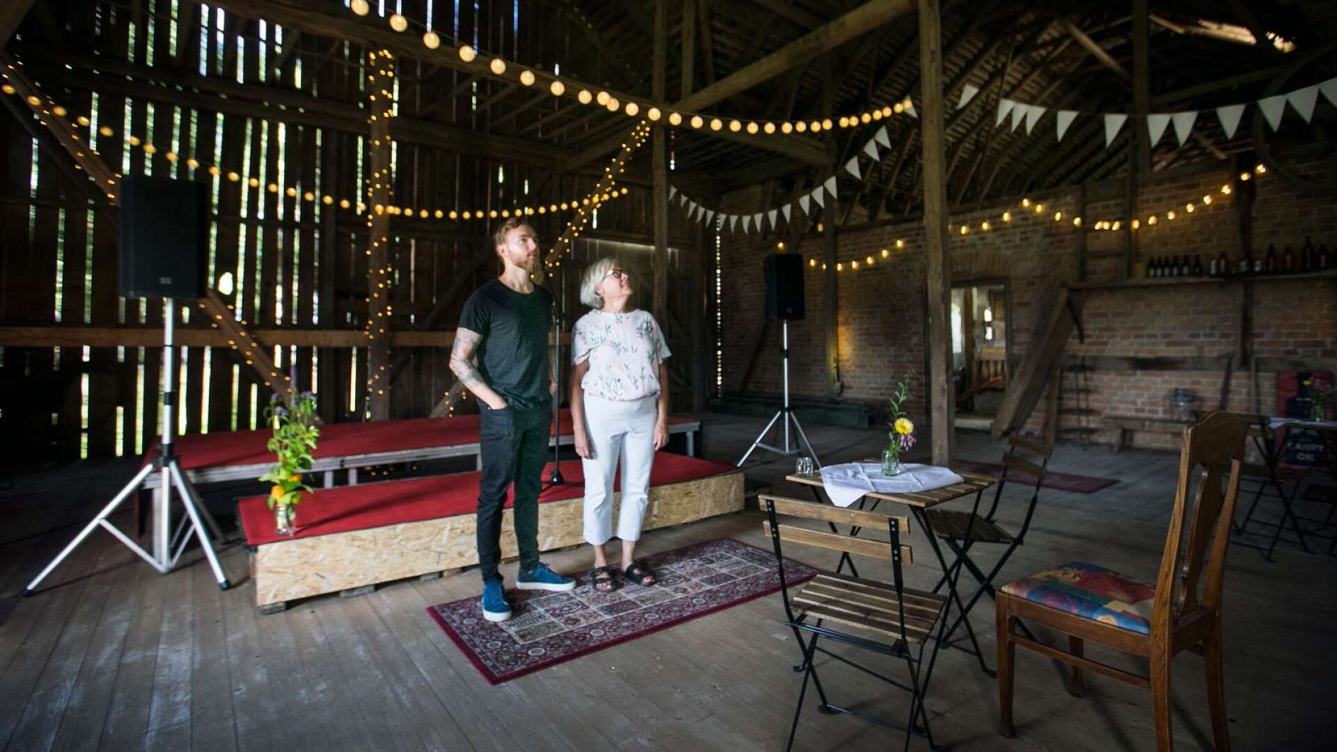 Daniel Engh och Gunilla Bertilsson Engh satsar på konserter i ett lantligt Väse. Förra sommaren växte konceptet Kullens gård fram och under augusti kommer tre evenemang att äga rum i ladan.