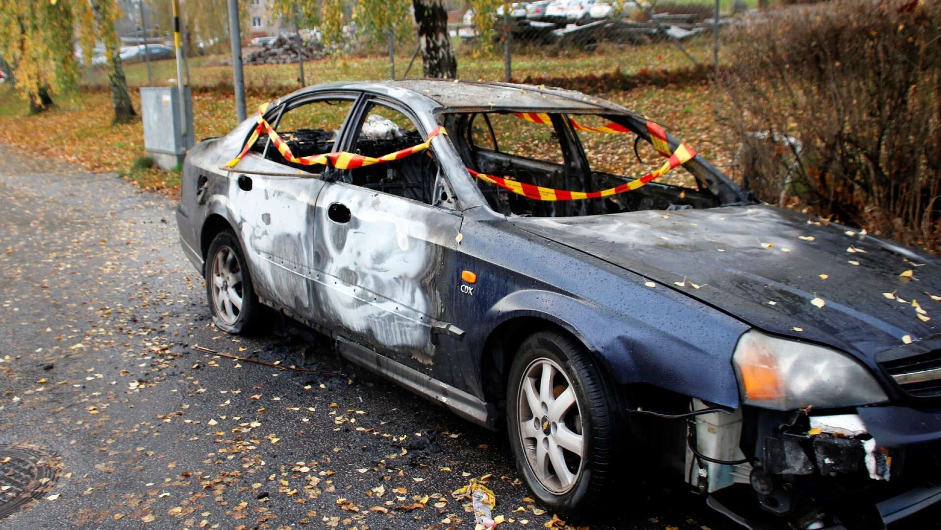 Den stulna bilen som står parkerad vid Landavägen har brunnit två gånger.