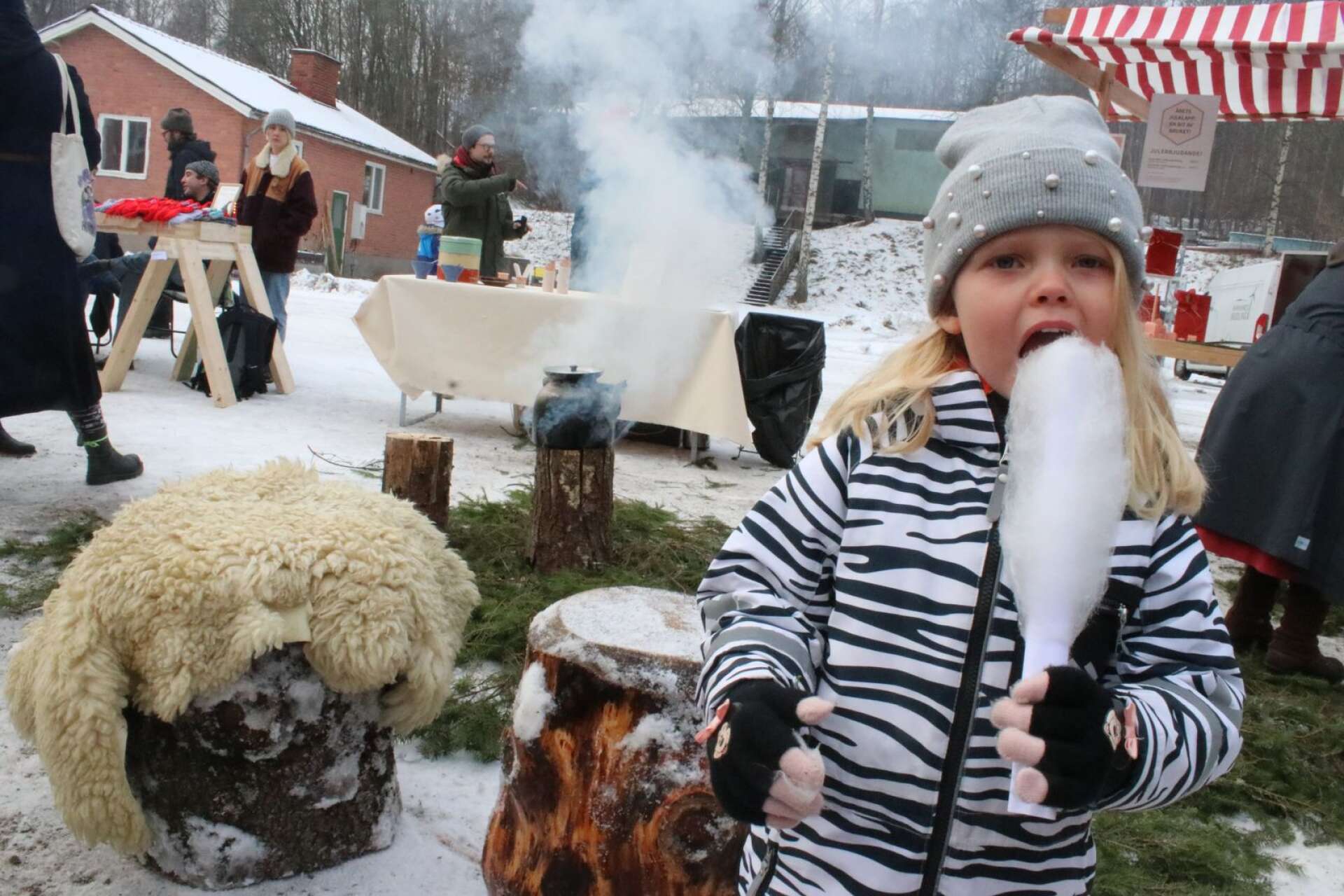 Femåriga Alicia Nilsson njöt av sockervadden.