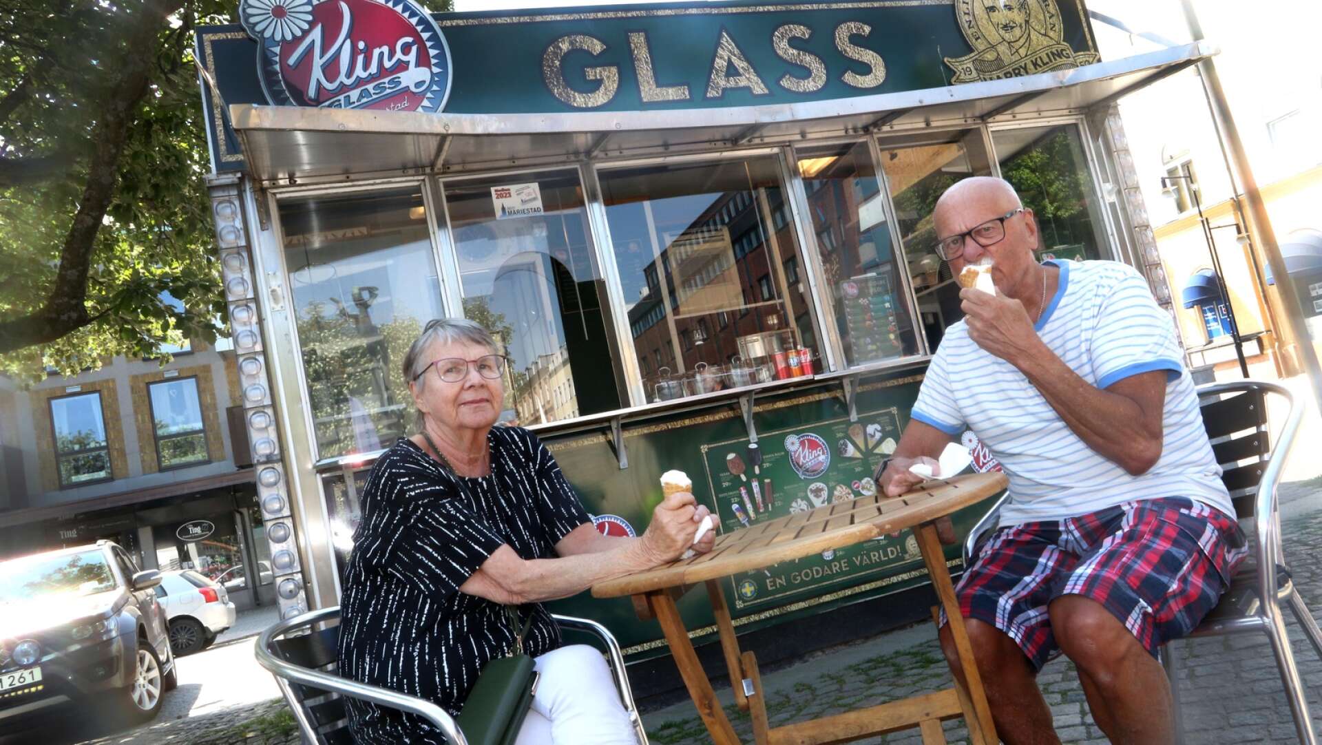 Britt och Karl-Åke Gustavsson från Finnerödja passar på att njuta av en glass vid torget under ett besök i Mariestad.