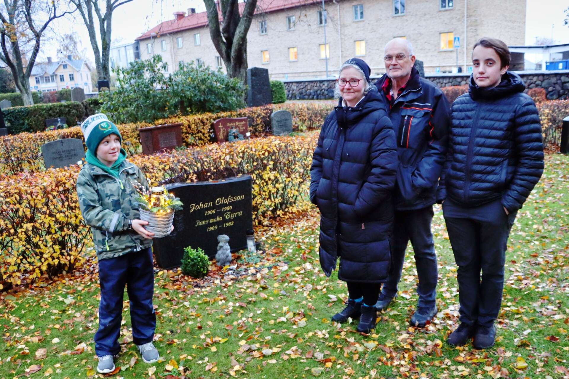 Lotta och Bosse Karlsson från Väring med barnbarnen David, 10, och Lukas, 14, båda Eriksson i efternamn tände ljus för Lottas farmor och farfar, som sedan länge vilar på Hjo kyrkogård. I år fick David tända ljuset i blomsterkorgen.