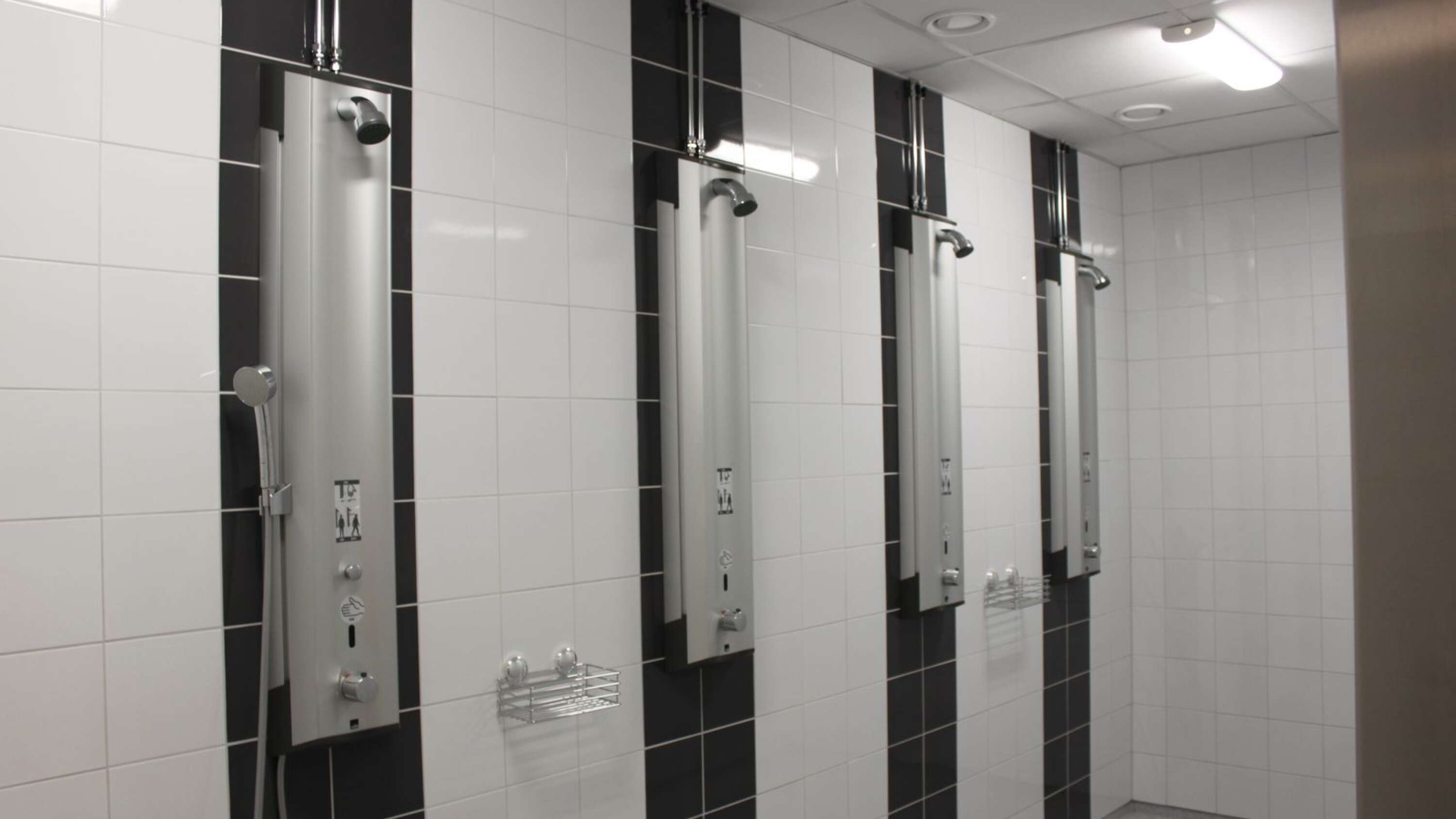Nya duschar hör till en ny anläggningar, eller hur+ Det finns fem omklädningsrum på den 2 000 kvadratmeter stora Munkfors arena.