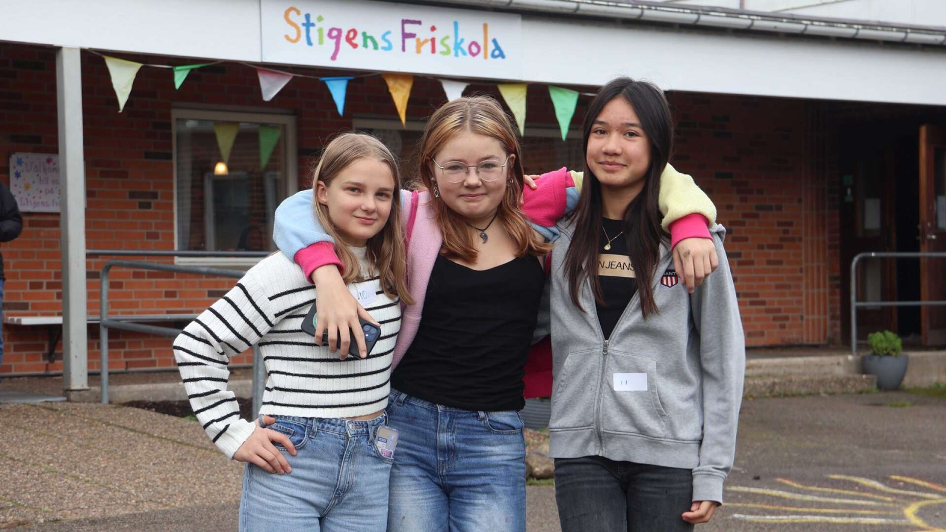 Från vänster Perla Pokvytyte, Emilia Overland och Alina Jurdzinski har gått på Stigens friskola hela skoltiden och har trivts mycket bra.