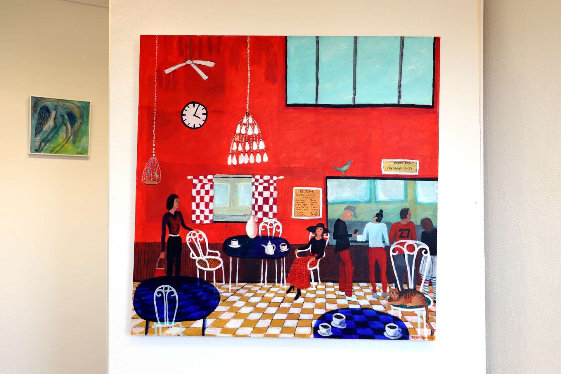 Lotta Lagerssons målning Café är en stor och glad målning på Damernas salong.