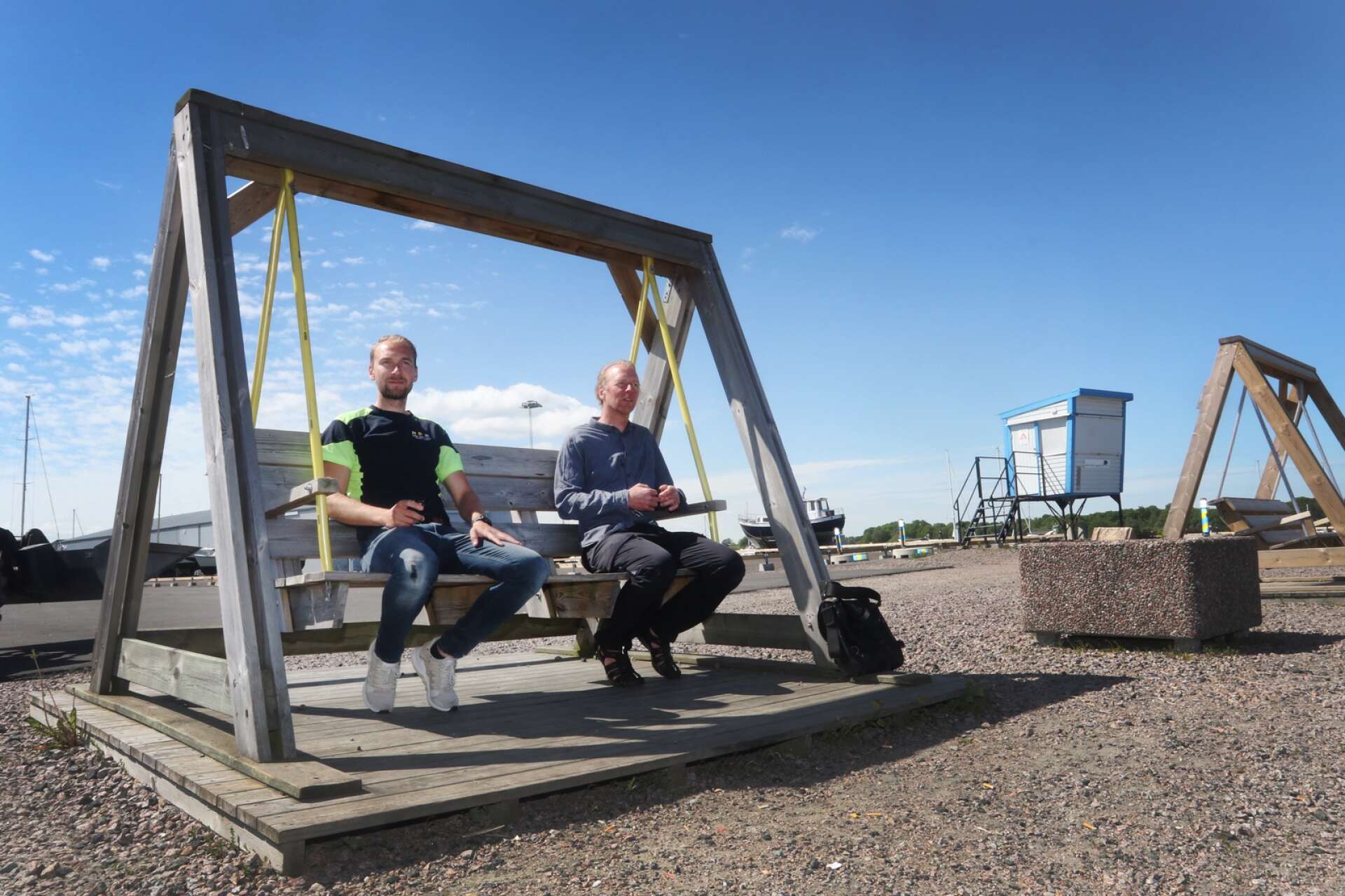 I norra hamnen försöker kommunen skapa naturliga platser att umgås. Bland annat kommer grillplatser skapas, berättar arbetsledaren Linus Engqvist och hamningenjören Björn Isvi.
