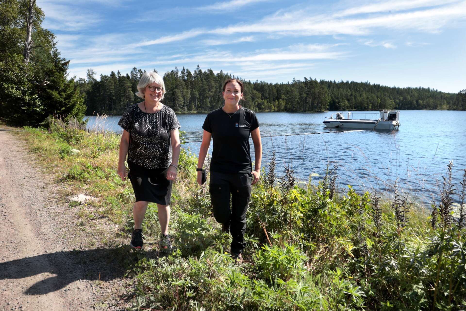 Anna Wilén, MP, är vice ordförande i Värmlands kalkningsförbund och representant för Karlstads kommun. Här tillsammans med miljöhandläggare Sandra Woronin.