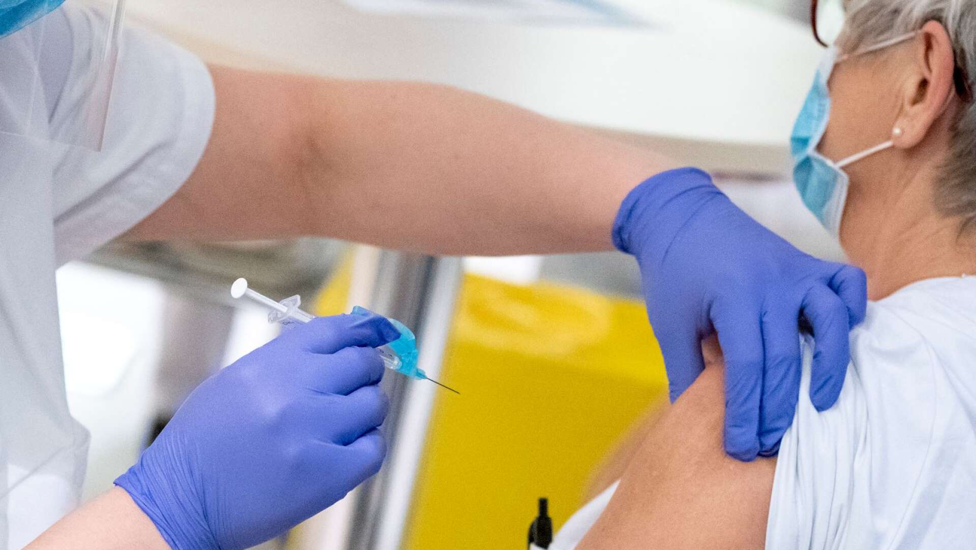 Den andra vaccindosen mot covid-19 kommer nu att gå ut till de som fick sin första dos den 27 december.
