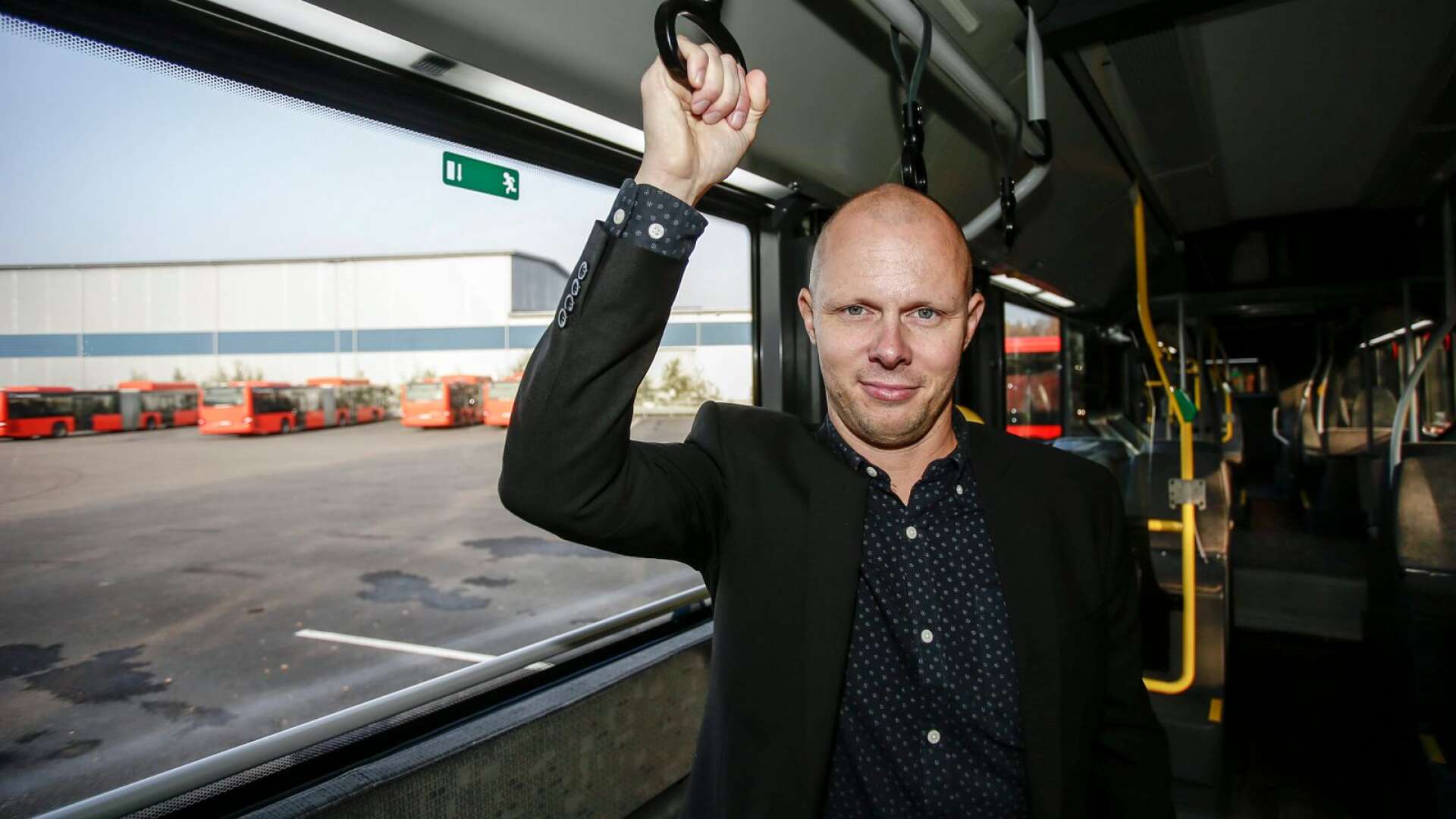 Mathias Lindgren är trafikchef tätort på Karlstadsbuss. Han vill uppmana alla som har möjlighet att resa på tider utanför skolornas rusningstider.