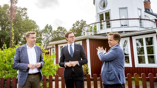Erik Nilsson (KD), Alexander Torin (M) och Niklas Wikström (L) anordnade presskonferens vid Café August där de berättade varför de motsäger sig köpet av fastigheten.