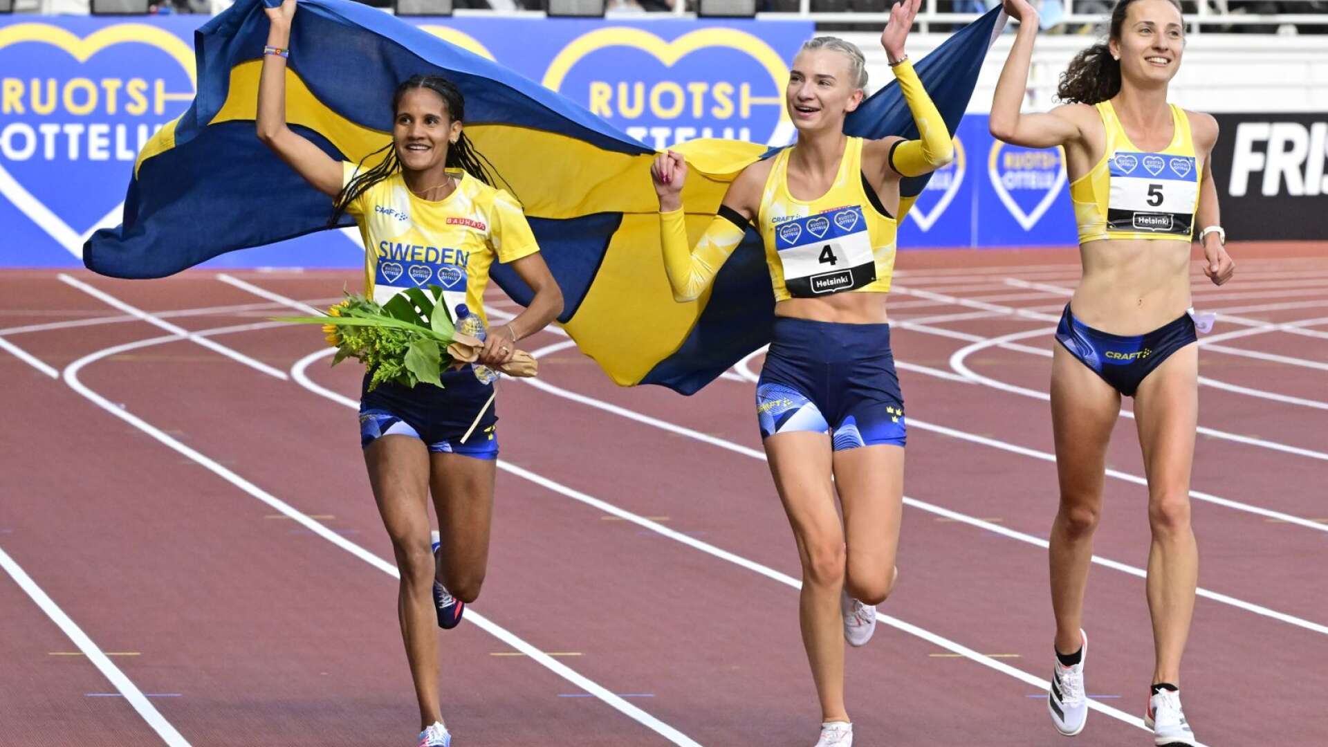 
Sveriges Samrawit Mengsteab (tv) vann damernas 5 000 meter före Sara Christiansson (#4) och Anastasia Denisova Thor (#5) under Finnkampen i friidrott på Olympiastadion i Helsingfors.