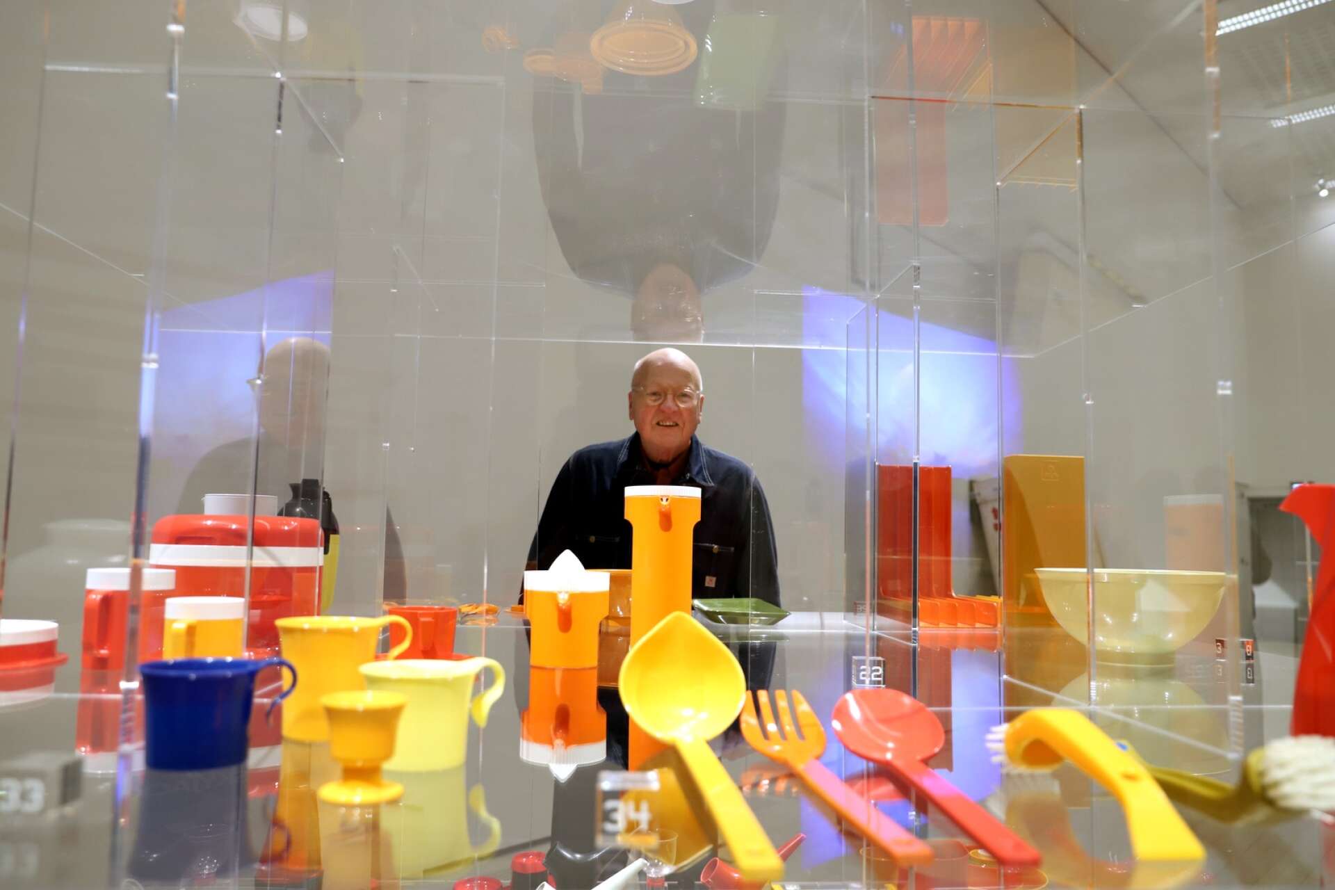 Thomas Lindblad samlarintresse väcktes när han började köpa plastföremål på loppisar. Idag uppskattar han att hans samling innehåller 4-5000 objekt.