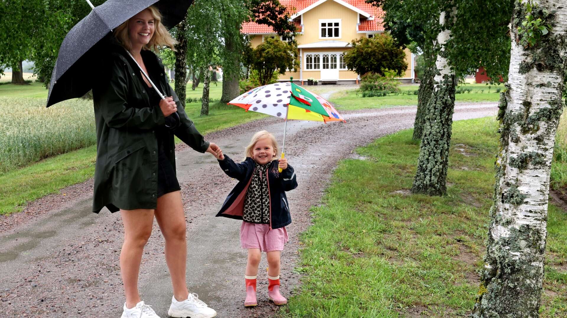 Välkomna hem till oss! Evelina Karlsson och hennes dotter Vilma stod redo med paraply denna regniga dag när NLT fick komma och hälsa på. 