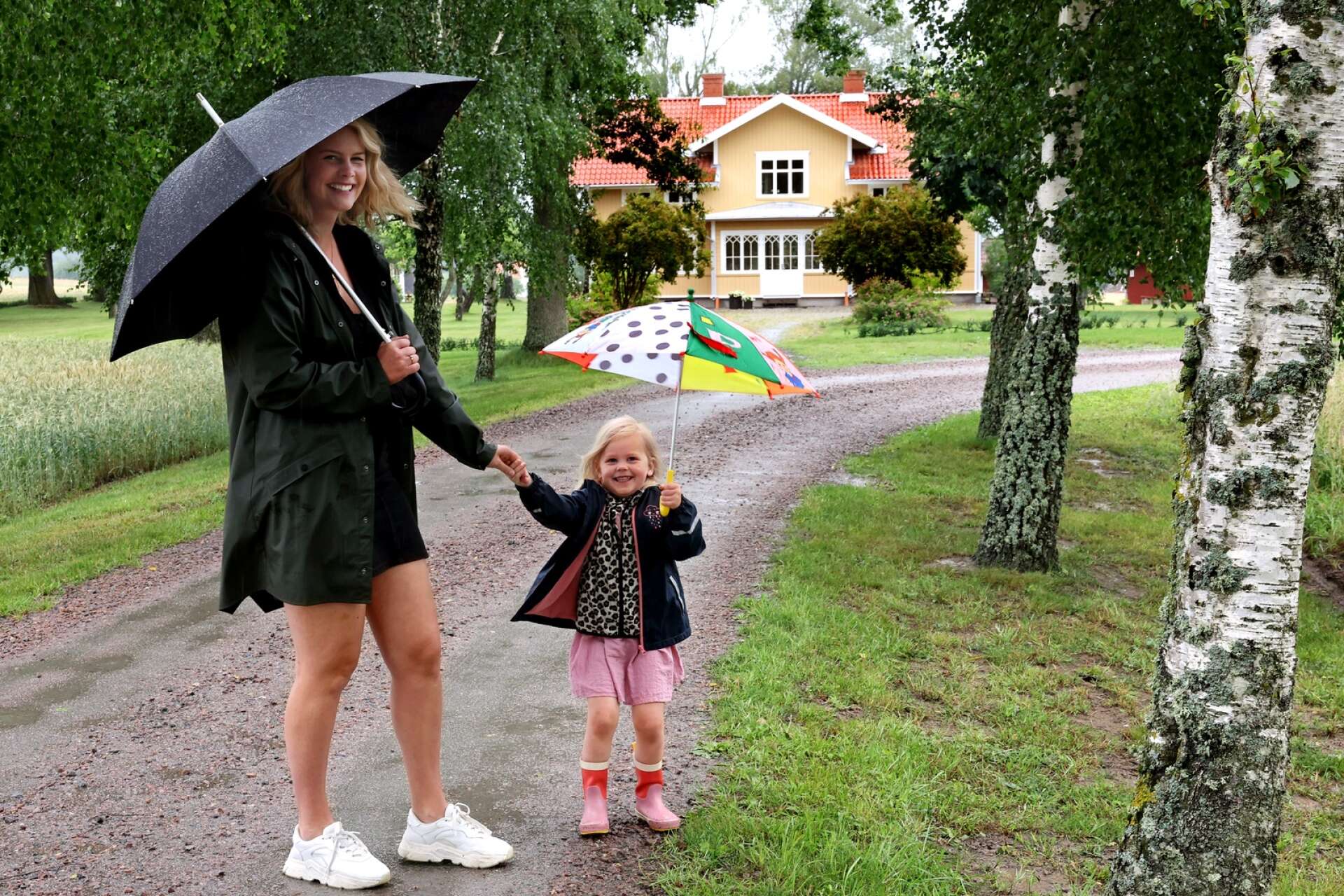 Välkomna hem till oss! Evelina Karlsson och hennes dotter Vilma stod redo med paraply denna regniga dag när NLT fick komma och hälsa på. 