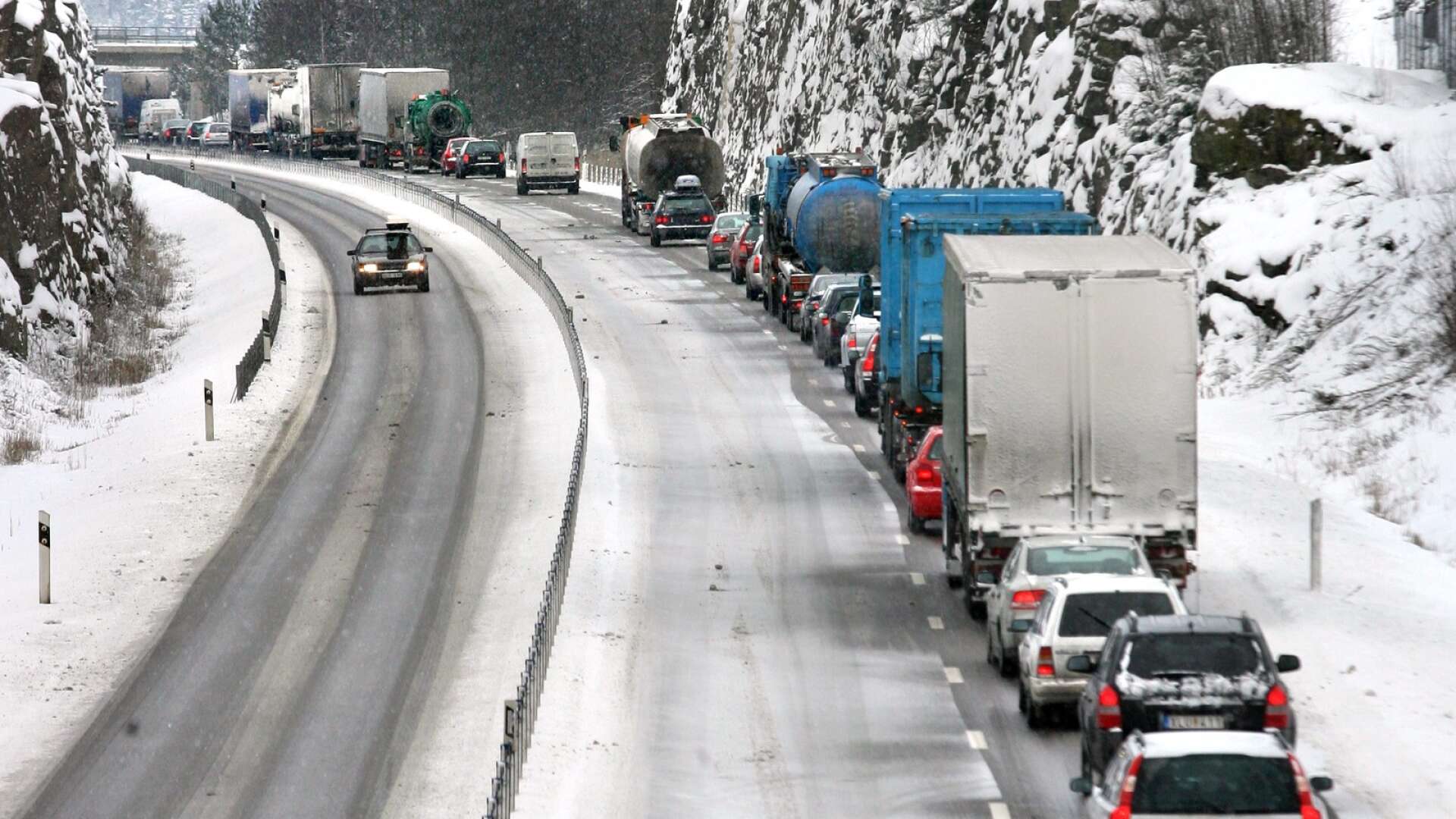 &quot;Transportarbetareförbundet uppmanar alla bilister att visa hänsyn, att ta det lugnt i trafiken nu när det är vinter och julen och nyår står för dörren”, skriver insändarskribenterna.