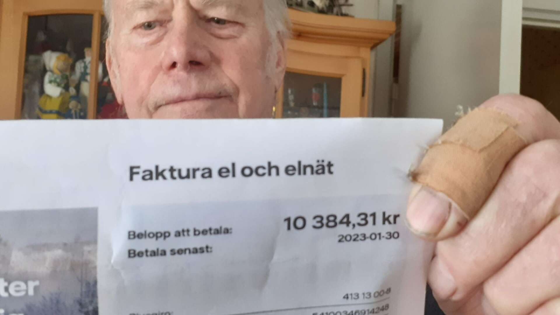 Åke I Andersson, Dals Långed, med elfakturan för december månad då den hamnade på 10 384 kronor.