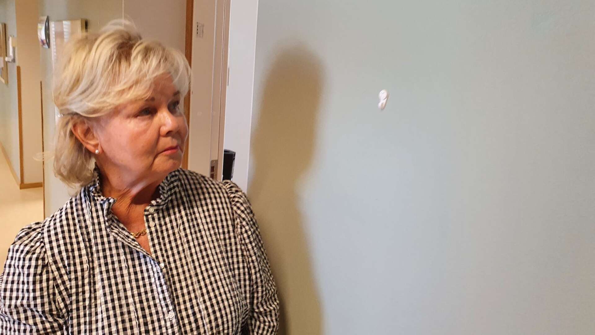 Åmålskonstnären Gunilla Kjellstedt motar sin Parkinson med regelbunden träning på Närhälsans rehab. Hon tyckte mycket om att hennes tavla ”Svart vallmo” hängde där. Nu är den stulen.