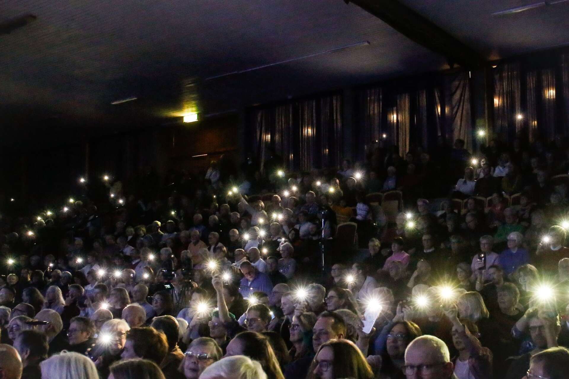 Publiken tände sina mobiler i mörkret som uppskattning av julkonserten.