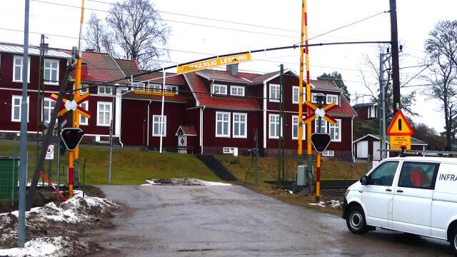 En stolpe var på vippen att välta över järnvägen i Åmål till följd av fredagens blåst.