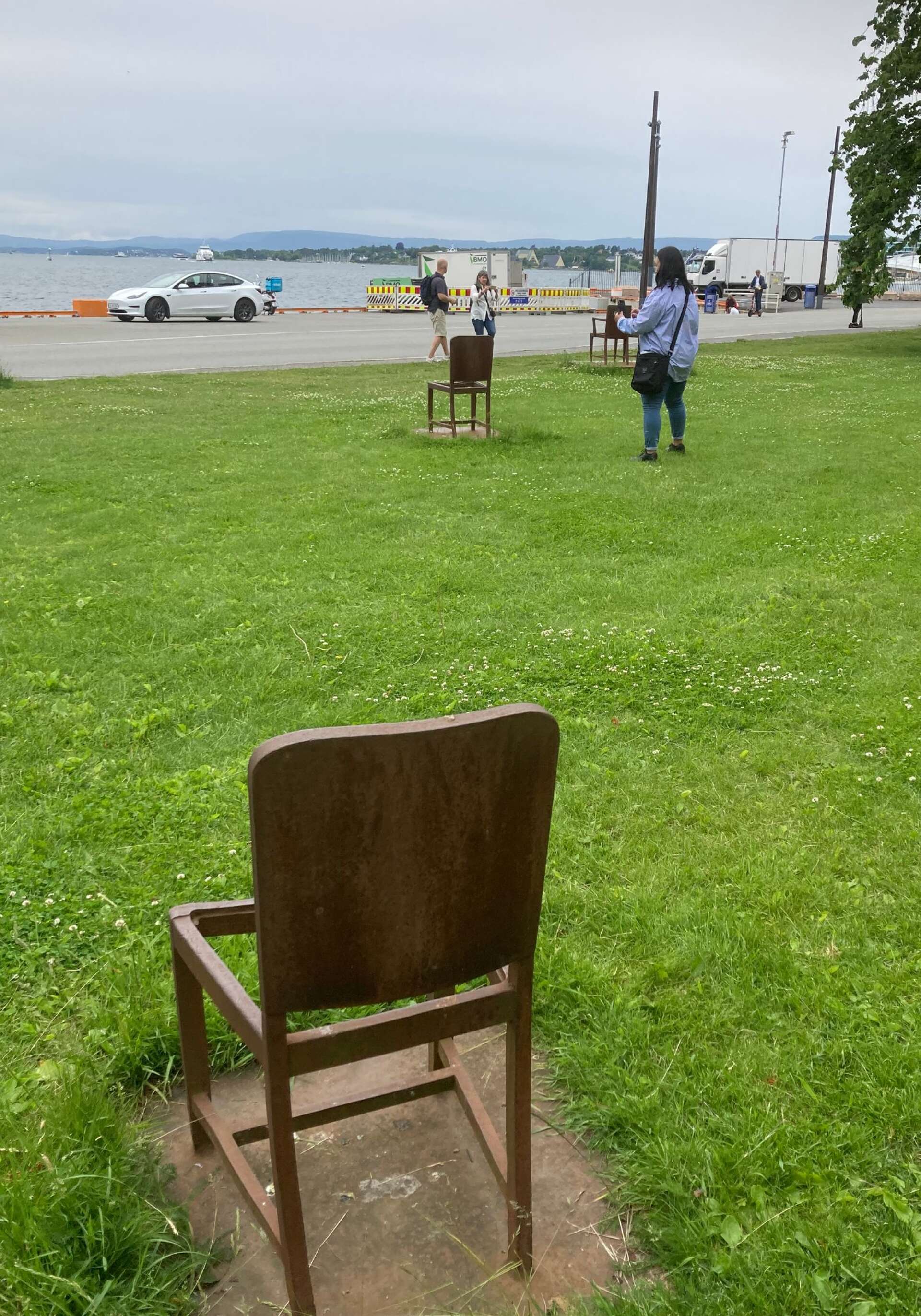 Vid kajen där skeppet Donau fraktade bort de norska judarna finns idag ett minnesmonument bestående av stolar som är omöjliga att sitta på. Betraktaren får begrunda symboliken.