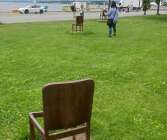 Vid kajen där skeppet Donau fraktade bort de norska judarna finns idag ett minnesmonument bestående av stolar som är omöjliga att sitta på. Betraktaren får begrunda symboliken.