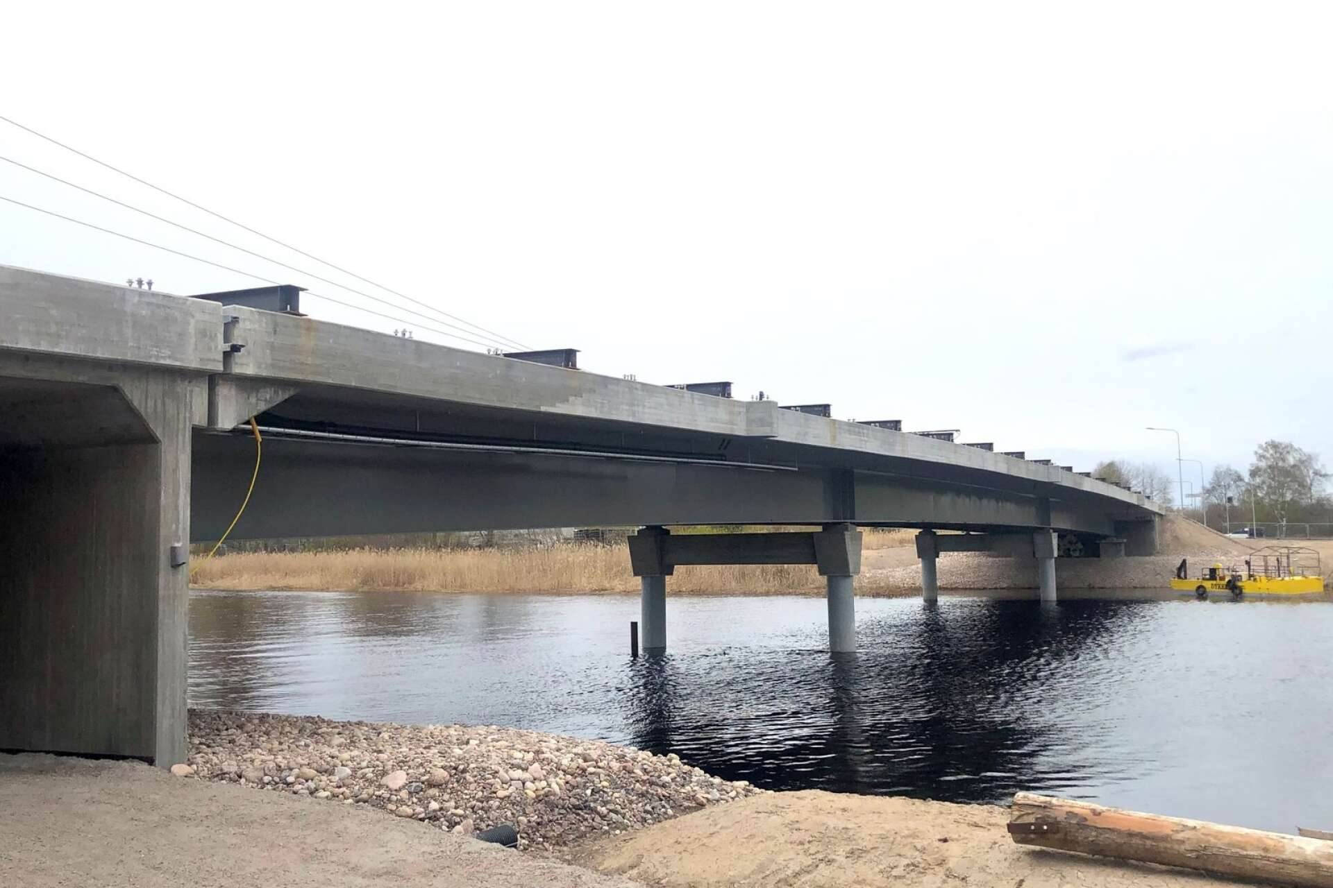I slutet av maj inleds arbetet med att såga betongplattan i bitar på Nya Elverumsbron som leder över Örsholmsälven mellan Örsholmen och Lamberget. Orsaken är att för lite armering har använts i konstruktionen.