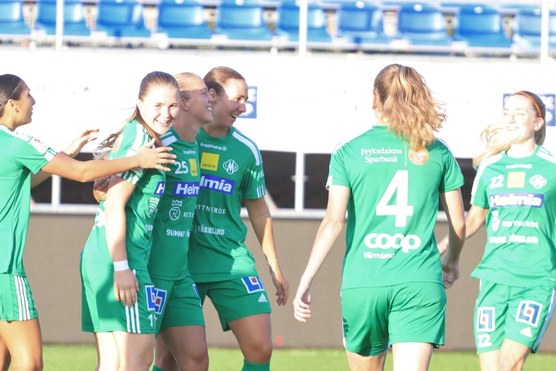 Mallbackens Viktoria Ström, näst längst till vänster, jublar efter att ha noterats för matchens enda mål. 