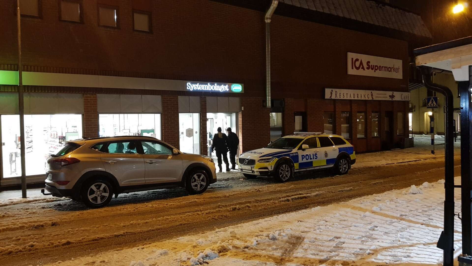En beväpnad man rånade Systembolaget i Bengtsfors på måndagskvällen den 11 januari. Polisen sökte efter gärningsmannen med flera patruller och kunde gripa en misstänkt senare under kvällen.