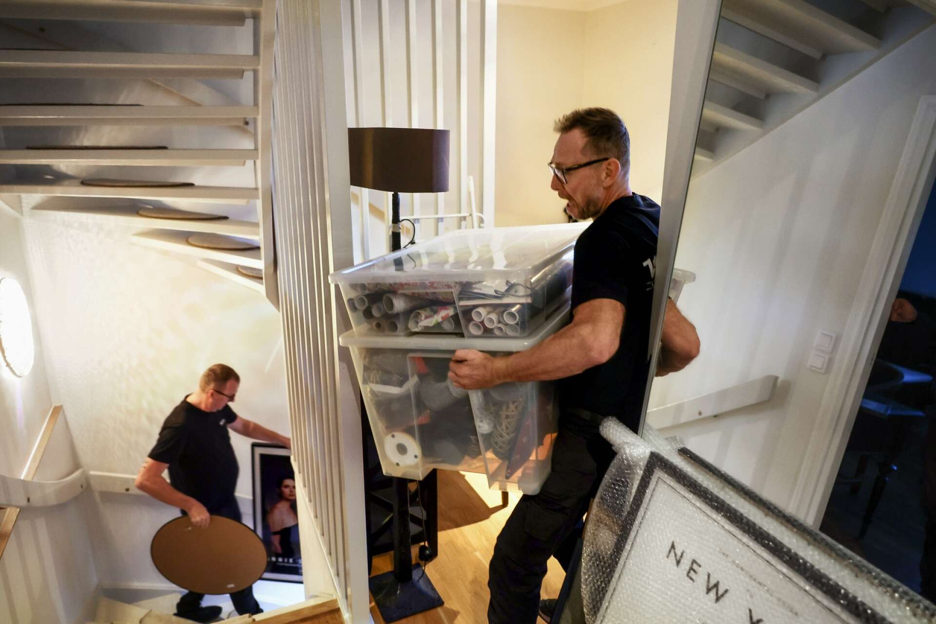 Mikael Petterson och Mikael Lindetun hatr rutin på att hjälpa folk att flytta.