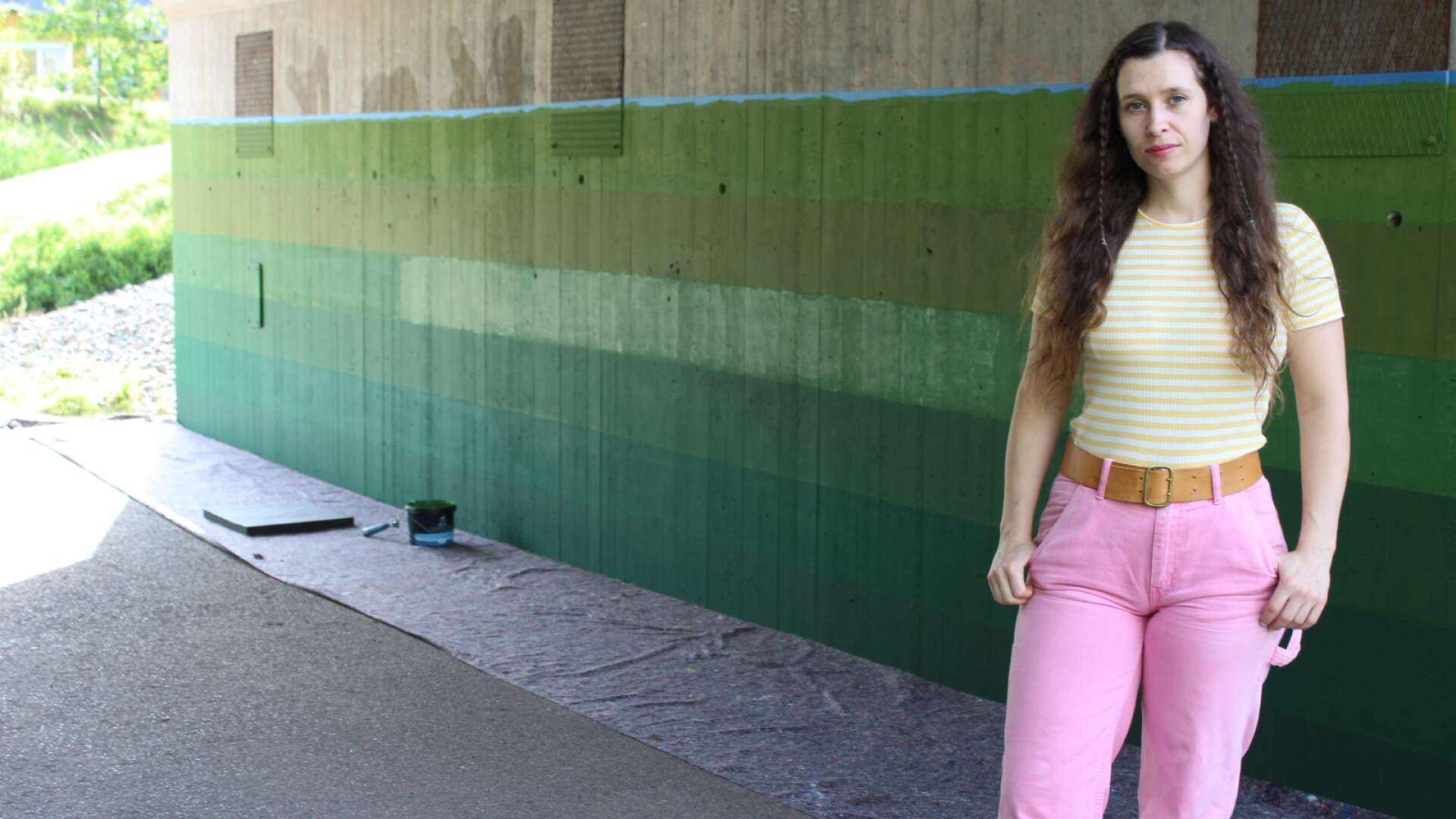 Amanda Hareskog håller på att sätta färg på en av stans tunnlar.