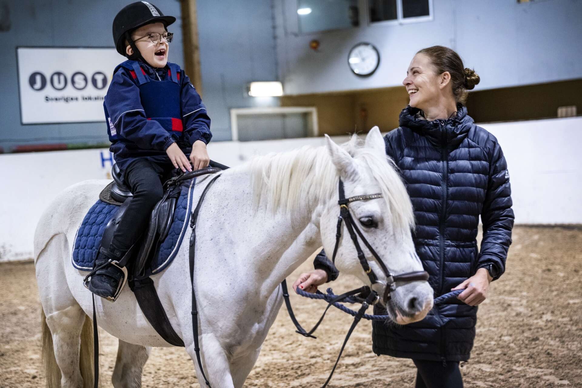 Axel, 10 år, hästen Tiramisu och mamma Sophia Hedmark.
