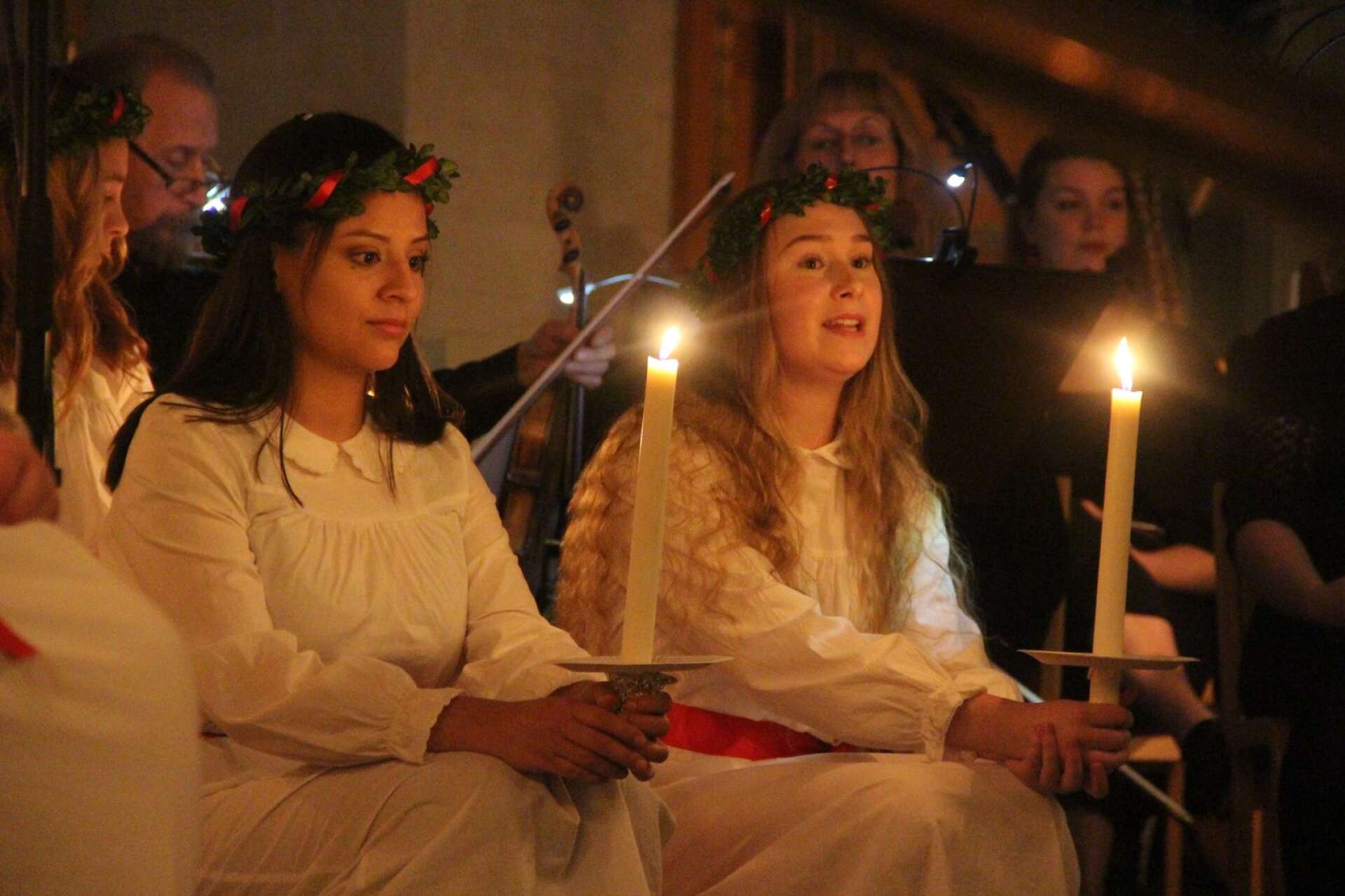 Nora Langaard och Frida Liljeqvist var två av de äldre tärnorna, som sjöng en tvåstämmig Jul jul strålande jul a capella.