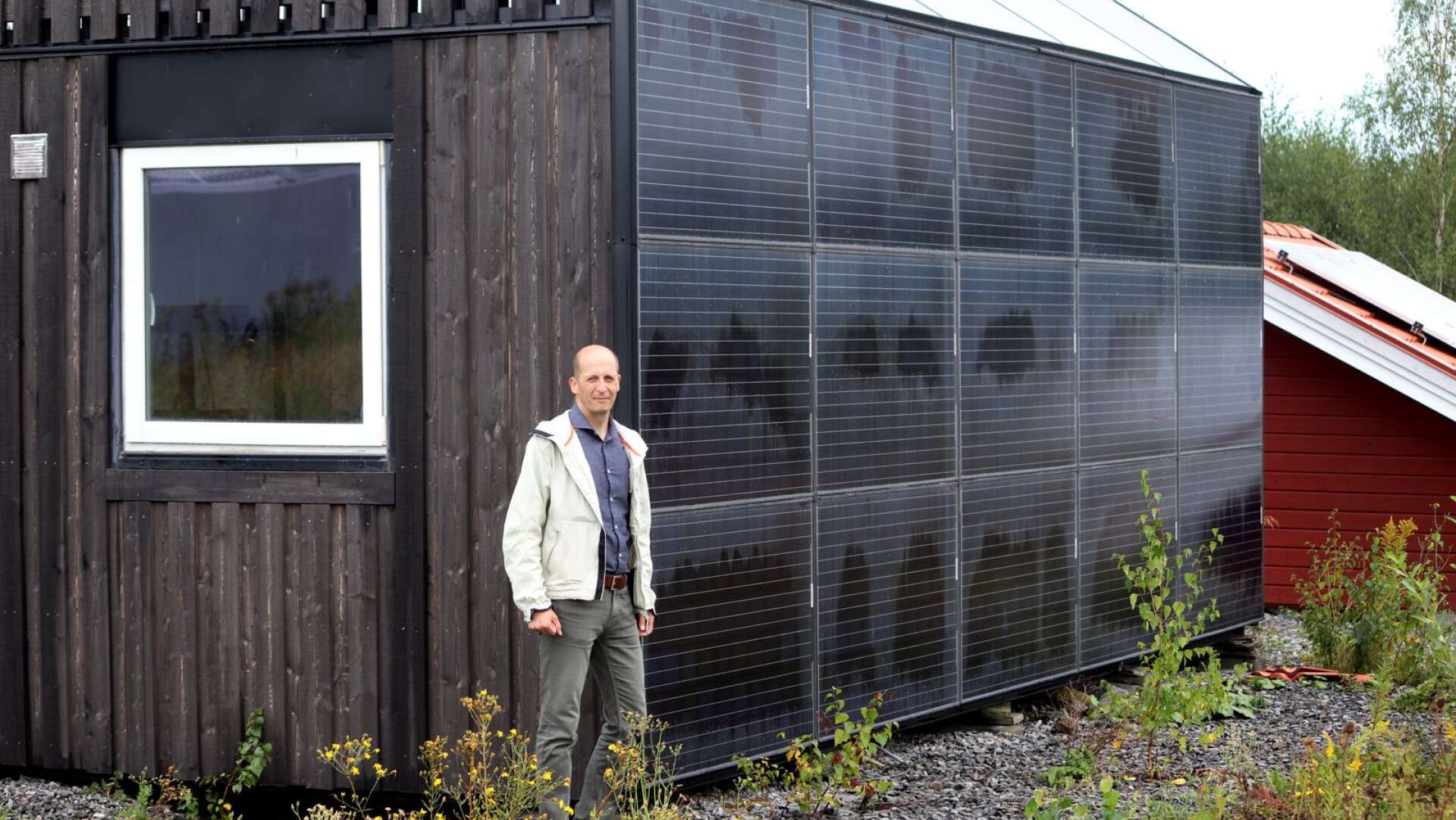 En husvägg klädd med solcellspanel. Det är en av många energilösning som provas vid Glava energy center.